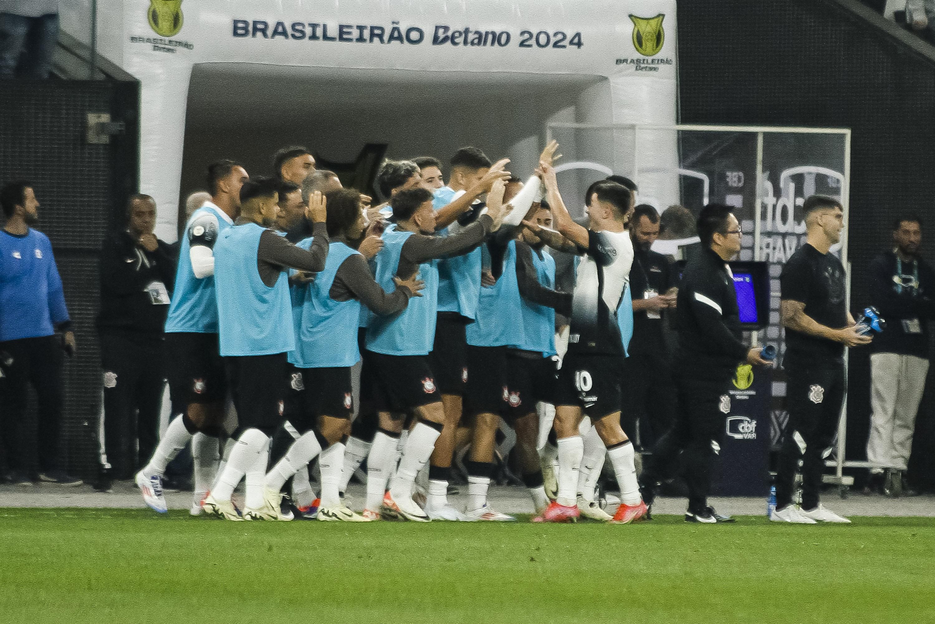 Corinthians marca nos acréscimos, vence o Vitória e respira no Brasileirão