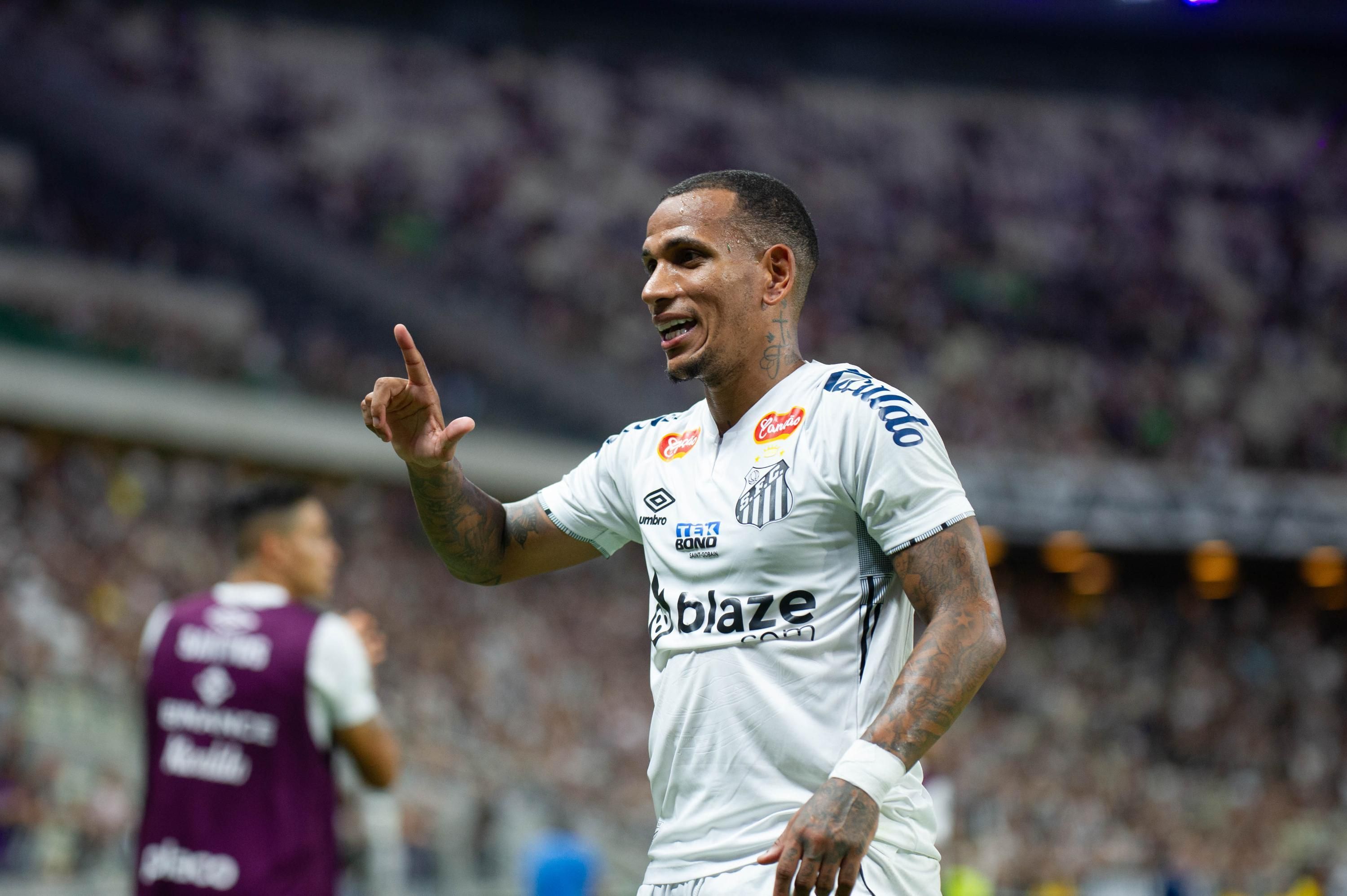 Com um a menos, Santos vence o Ceará e assume a liderança da Série B