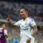 Com um a menos, Santos vence o Ceará e assume a liderança da Série B