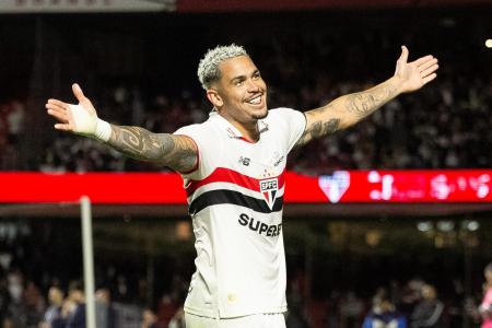 Luciano comemora segundo gol do São Paulo na vitória sobre o RB Bragantino