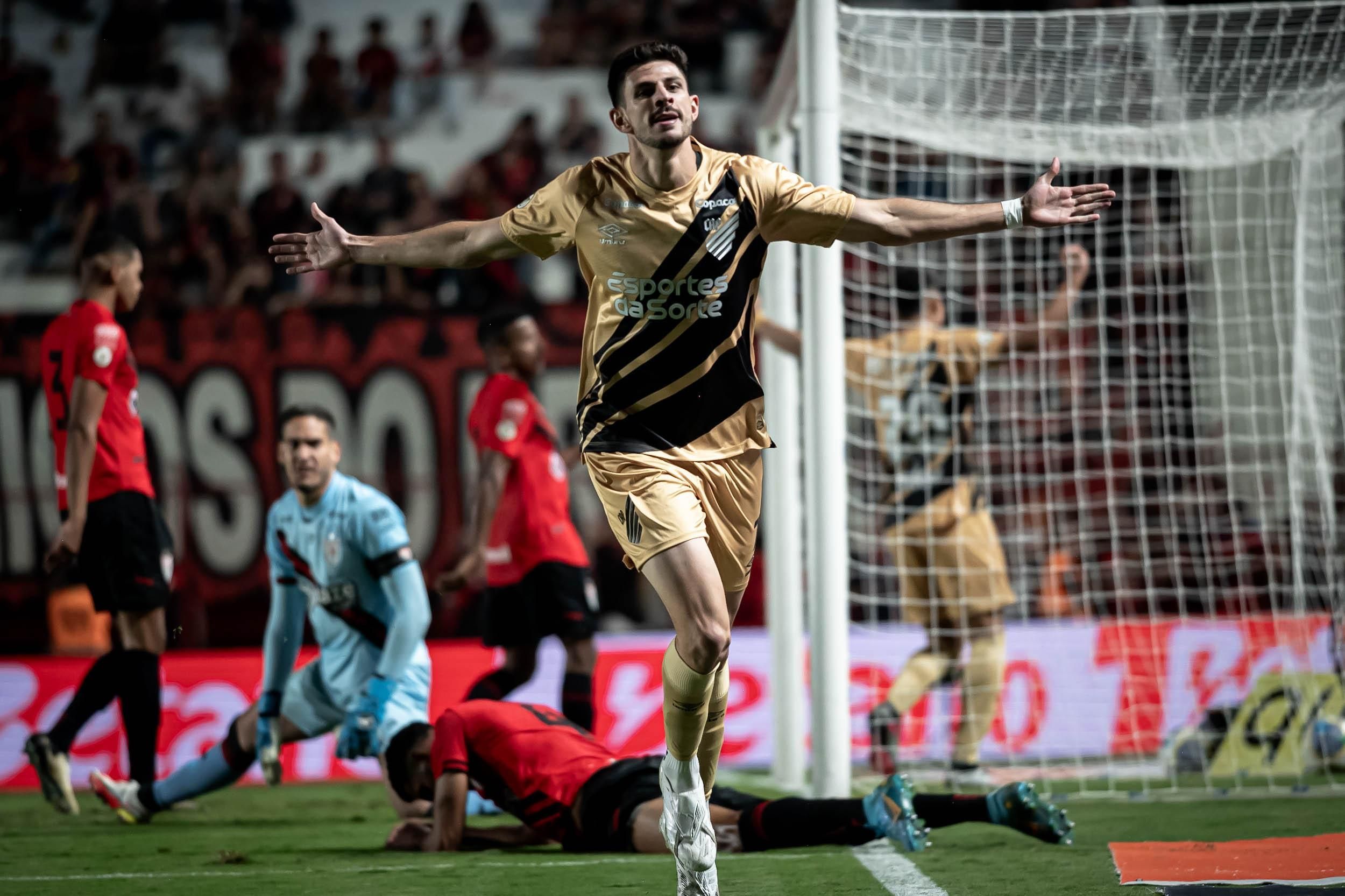 Athletico-PR vira sobre o Atlético-GO, ultrapassa Cruzeiro e entra no G6 da Série A