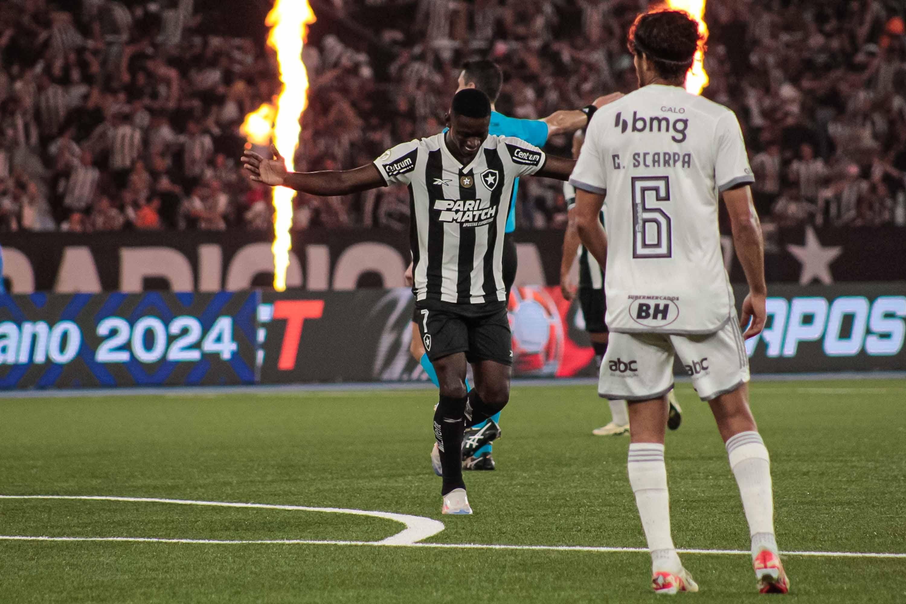 Com um a mais, Botafogo domina e goleia o Atlético pelo Brasileirão