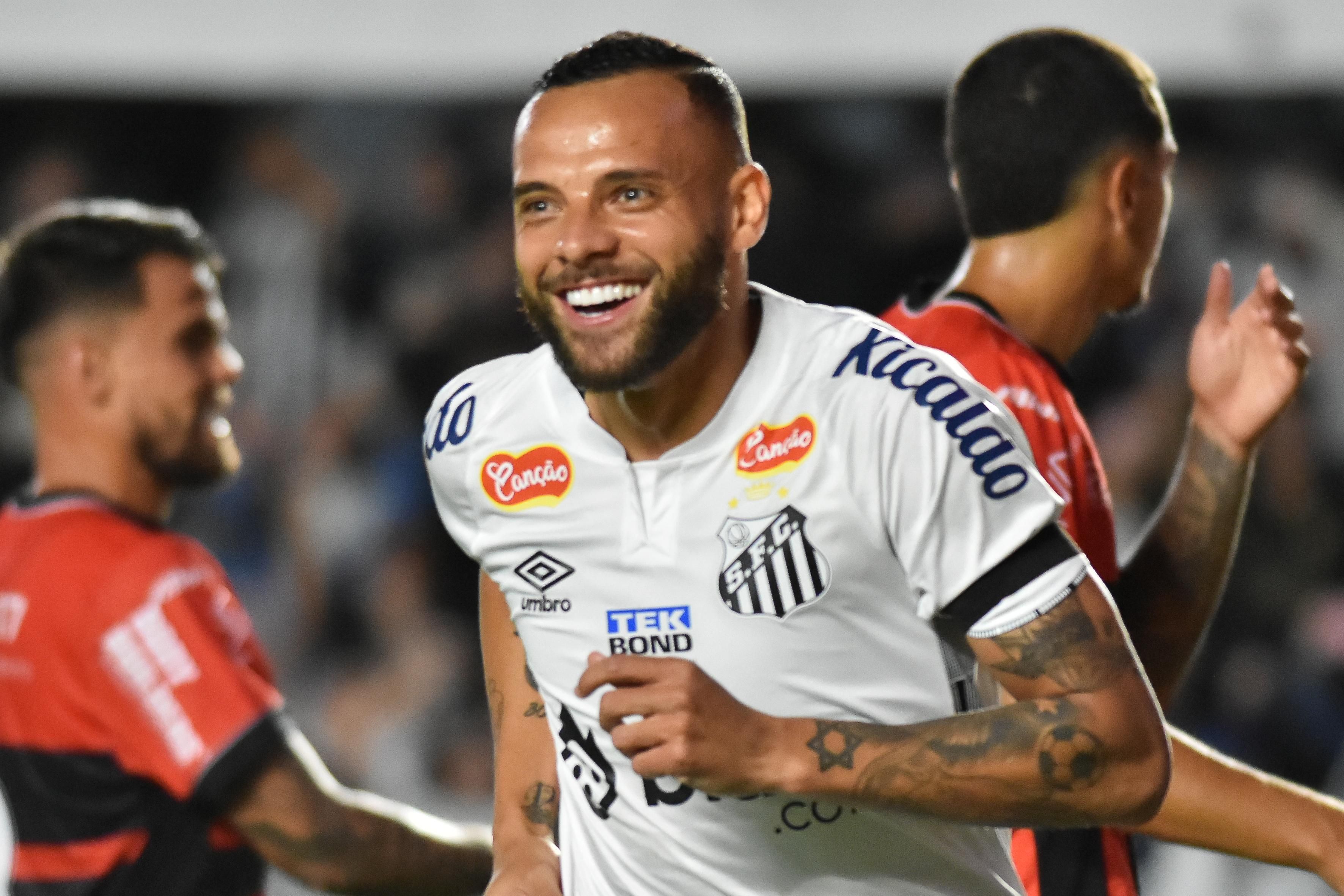 Santos vence Ituano na Vila Belmiro e assume a liderança da Série B