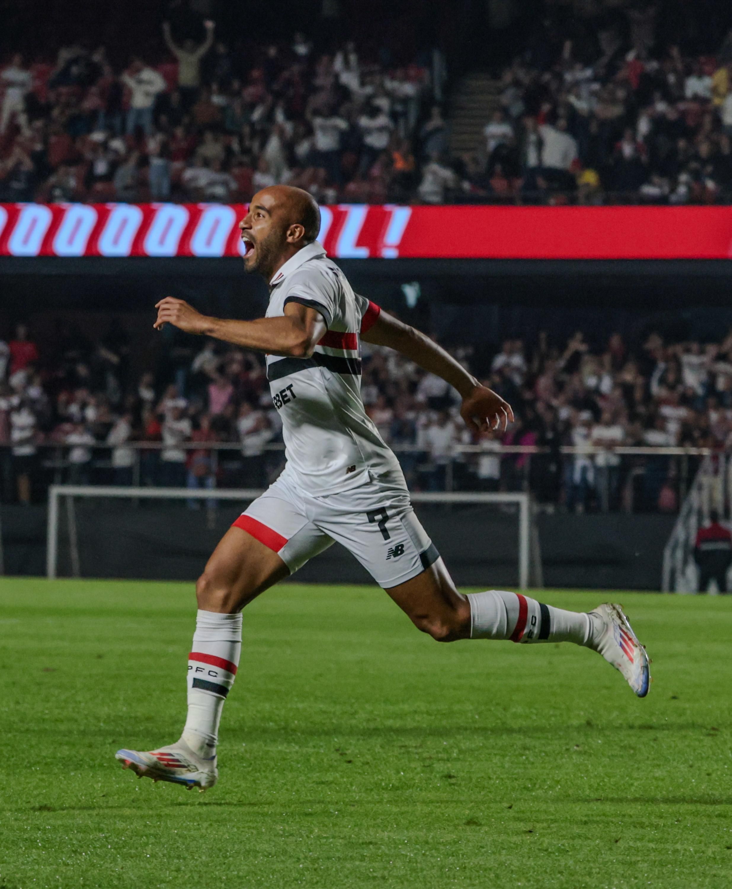 São Paulo toma sustos, mas vence Grêmio e volta ao G4 da Série A