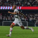 São Paulo toma sustos, mas vence Grêmio e volta ao G4 da Série A