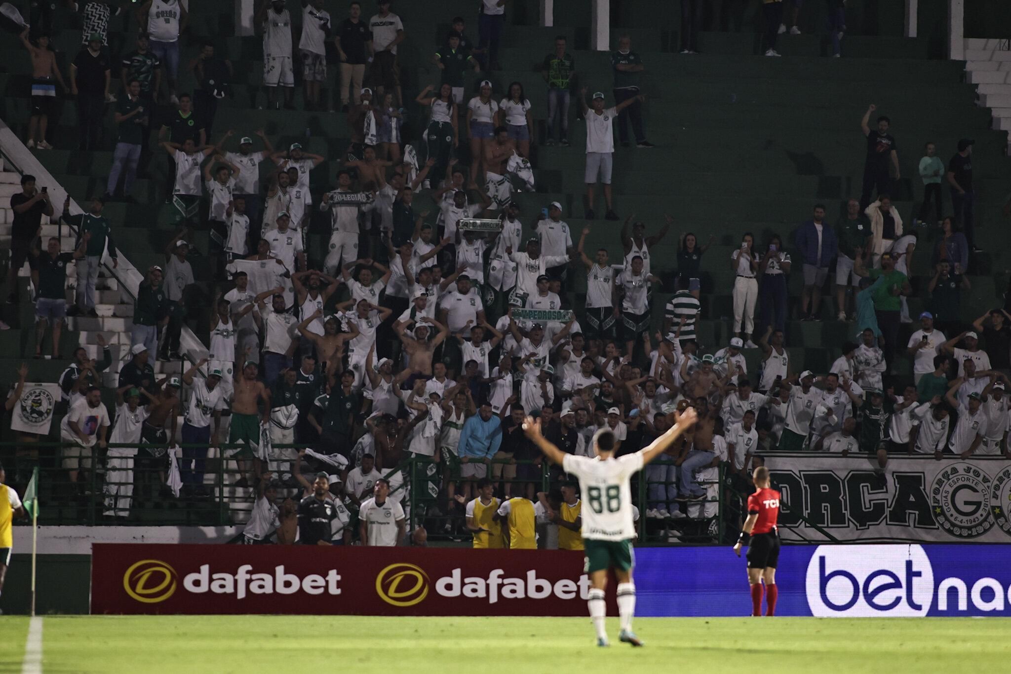 Ex-Cruzeiro marca, Goiás vira no último minuto e vence o Guarani pela Série B