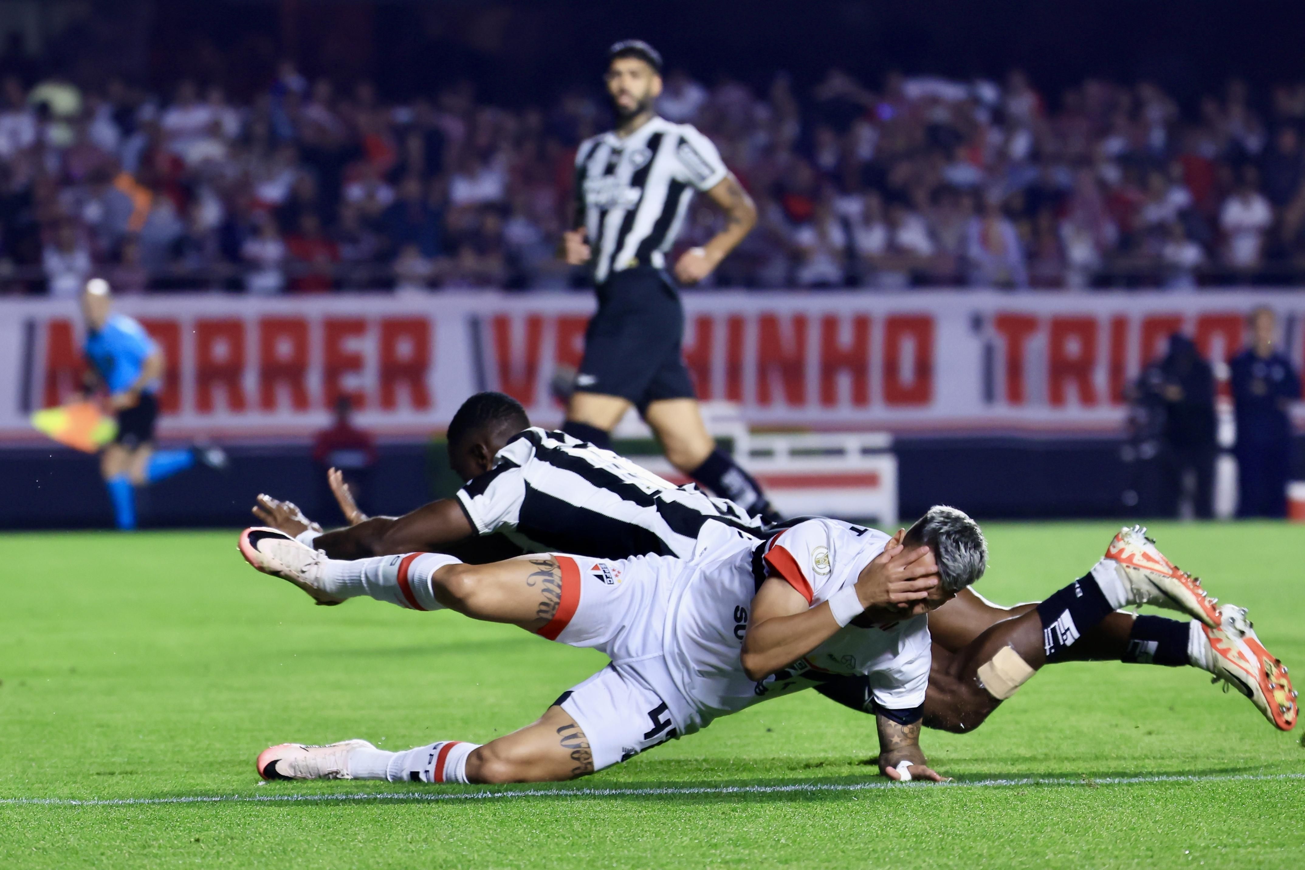 Em jogo eletrizante, Botafogo empata com São Paulo e termina turno em primeiro