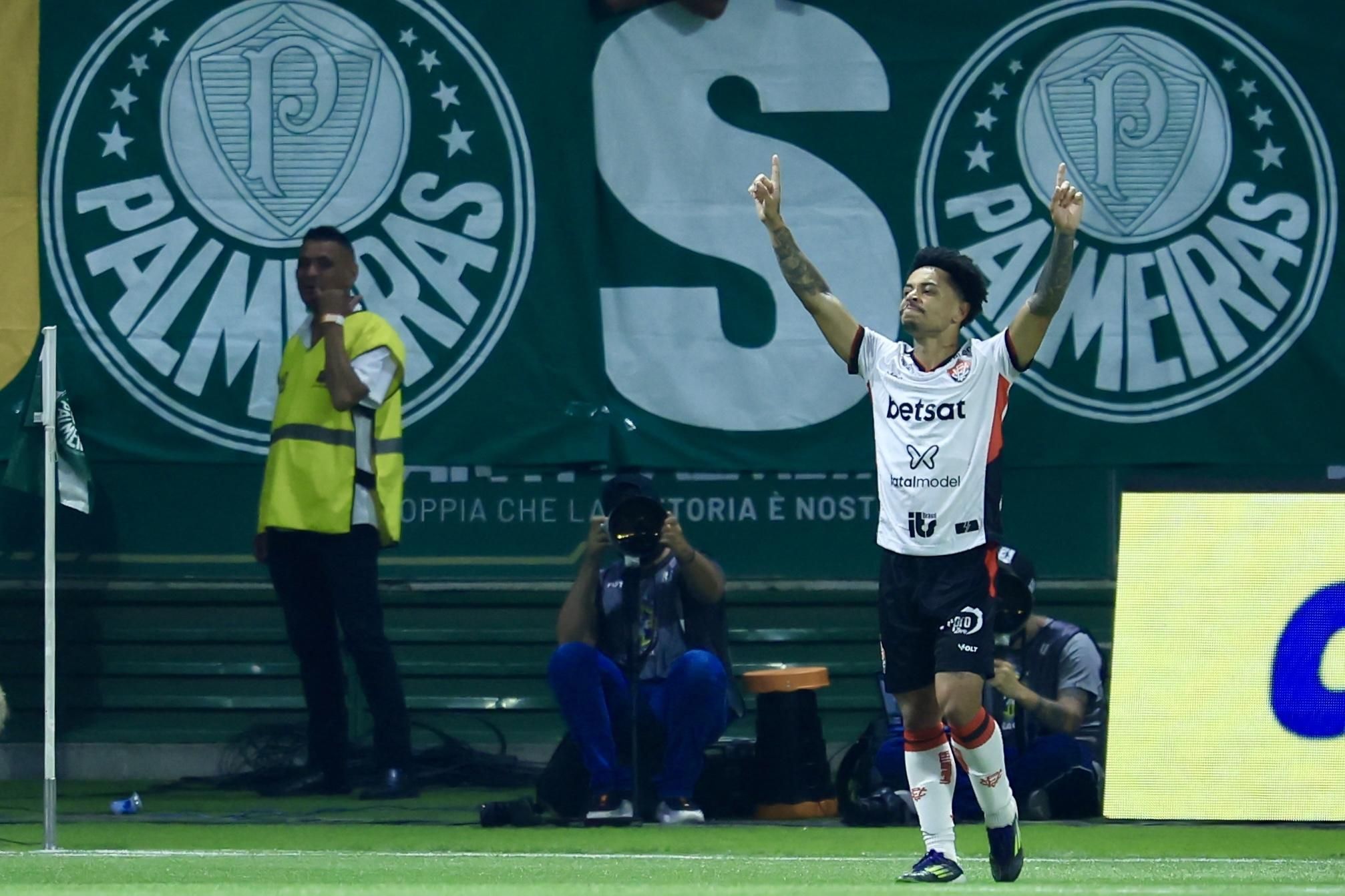 Vitória surpreende Palmeiras, vence e quebra invencibilidade do rival no Allianz Parque
