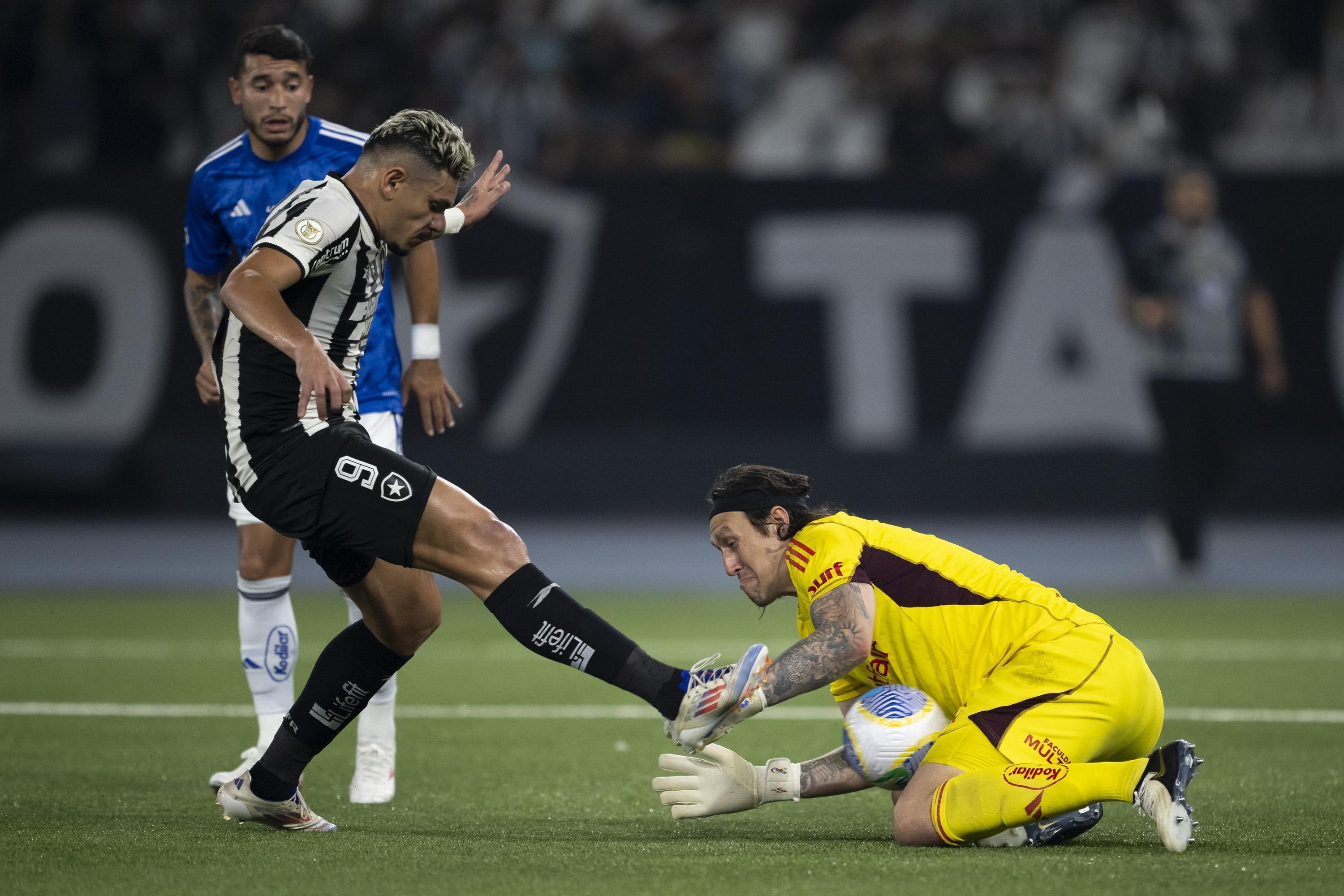 Jogador do Botafogo rasga elogios a Cássio, do Cruzeiro, após goleada