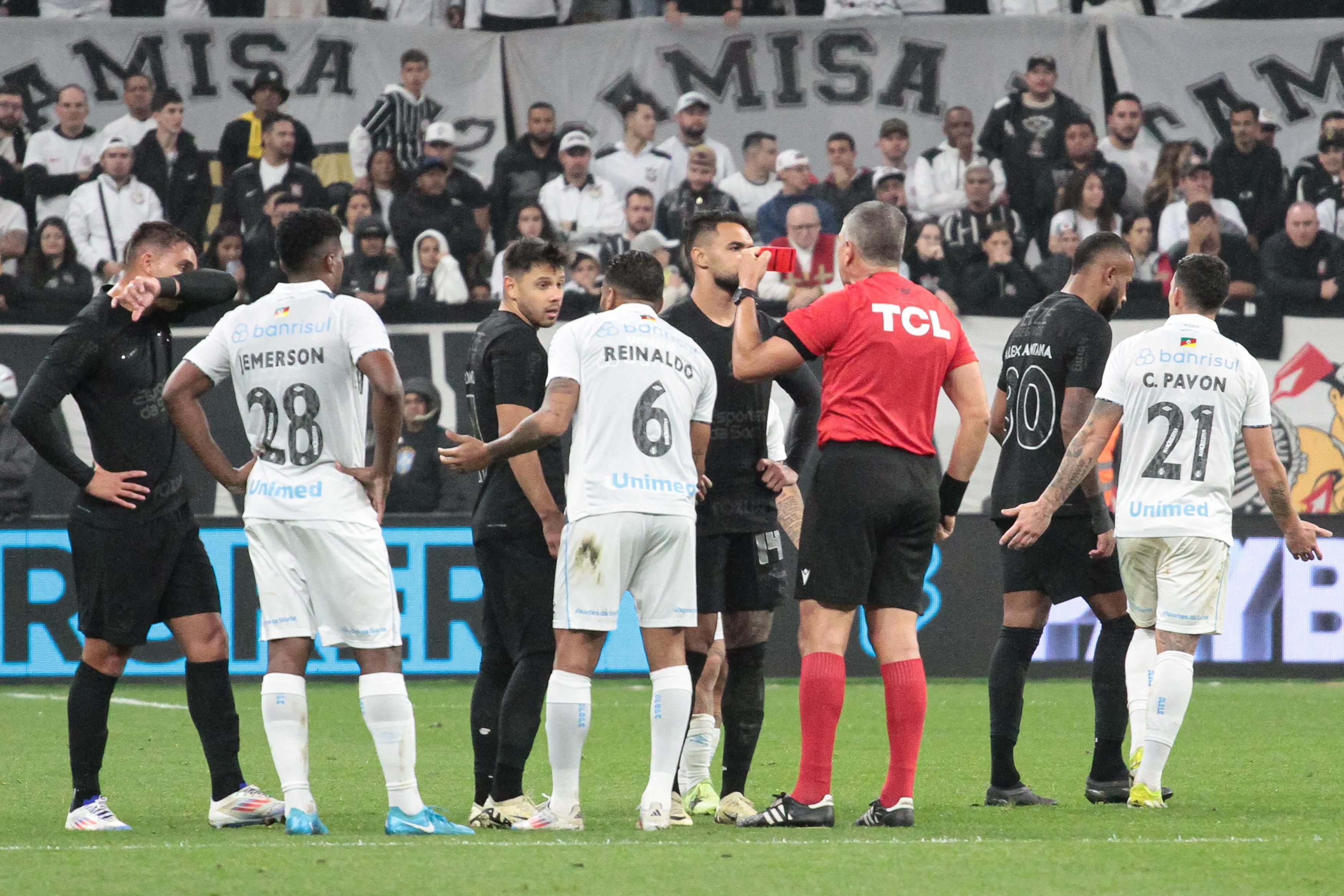 Raniele pede desculpas e reconhece ter sido bem expulso em Corinthians x Grêmio