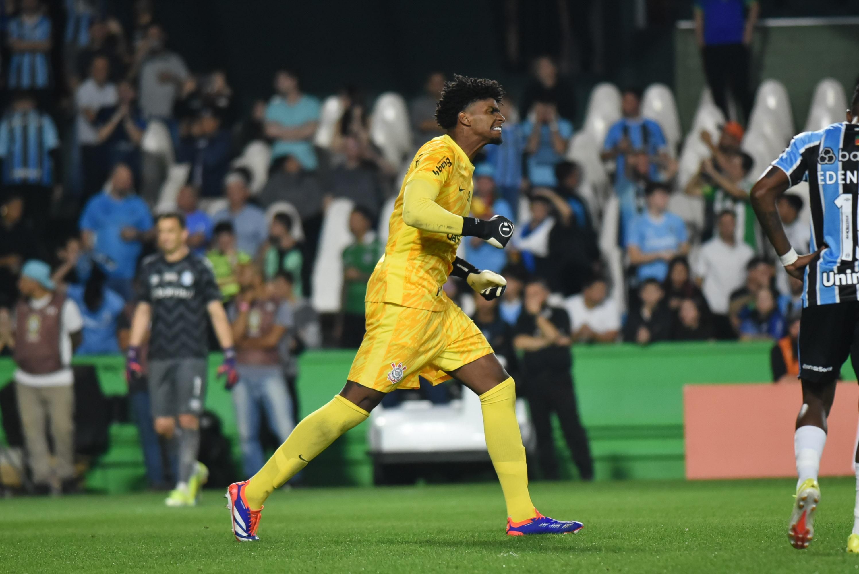 Herói em classificação, Hugo Souza chora de emoção e agradece ao Corinthians
