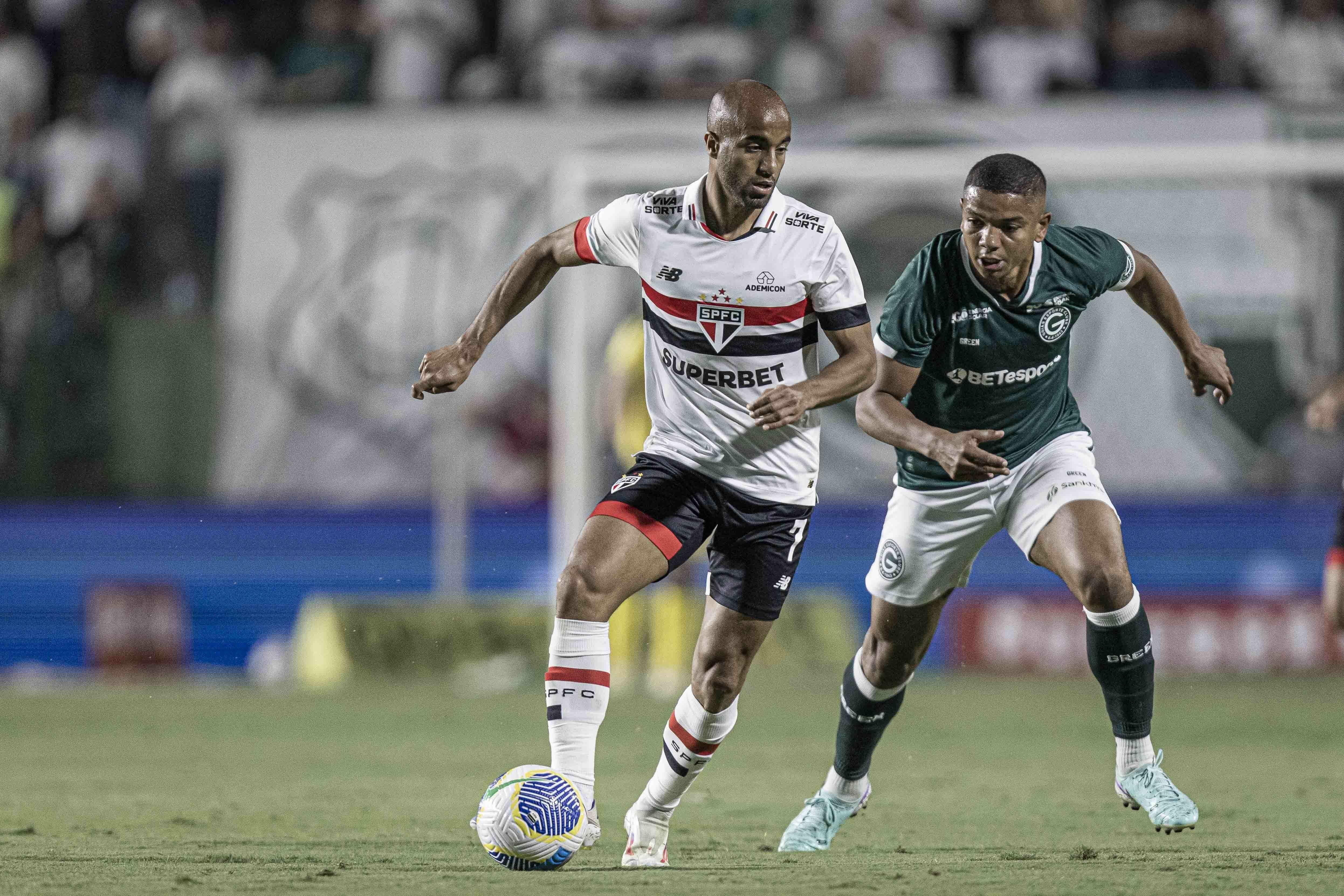 Lucas lamenta expulsão de zagueiro em confusão e admite que São Paulo 'cozinhou' Goiás