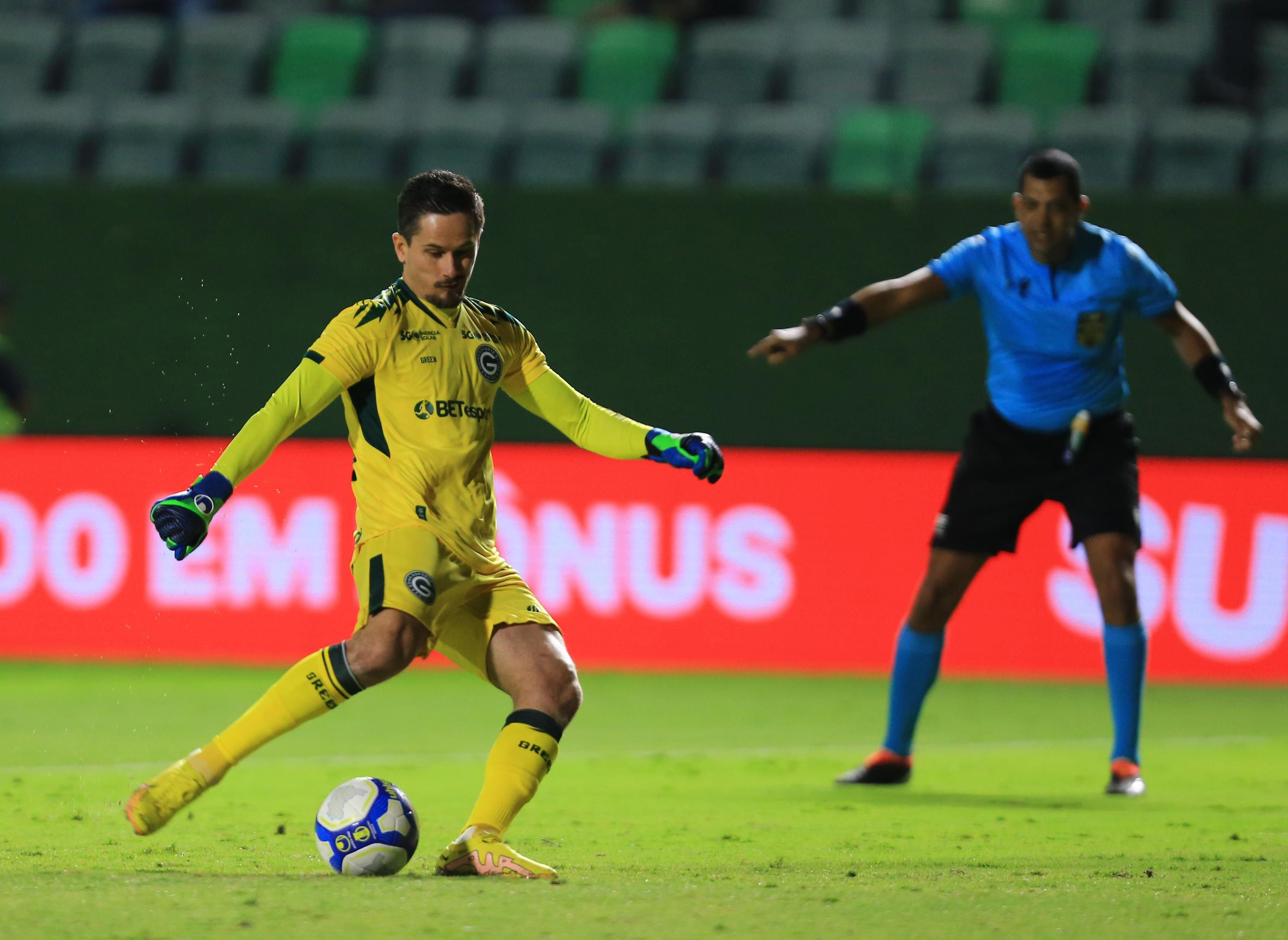 Goleiro Tadeu faz dois gols, e Goiás vence o Ceará pela Série B