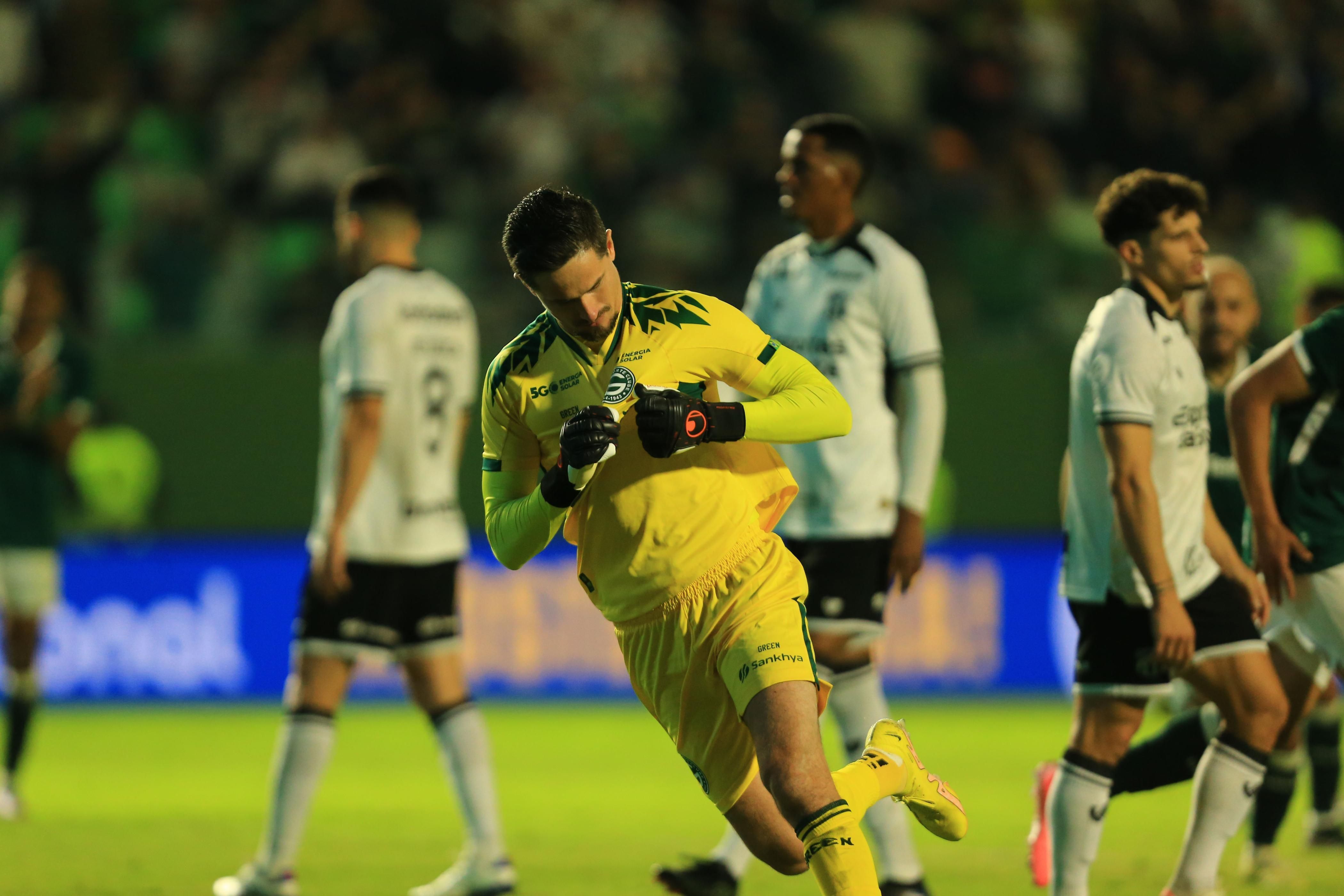 Goiás 2 x 1 Ceará: veja lances e os dois gols do goleiro Tadeu pela Série B
