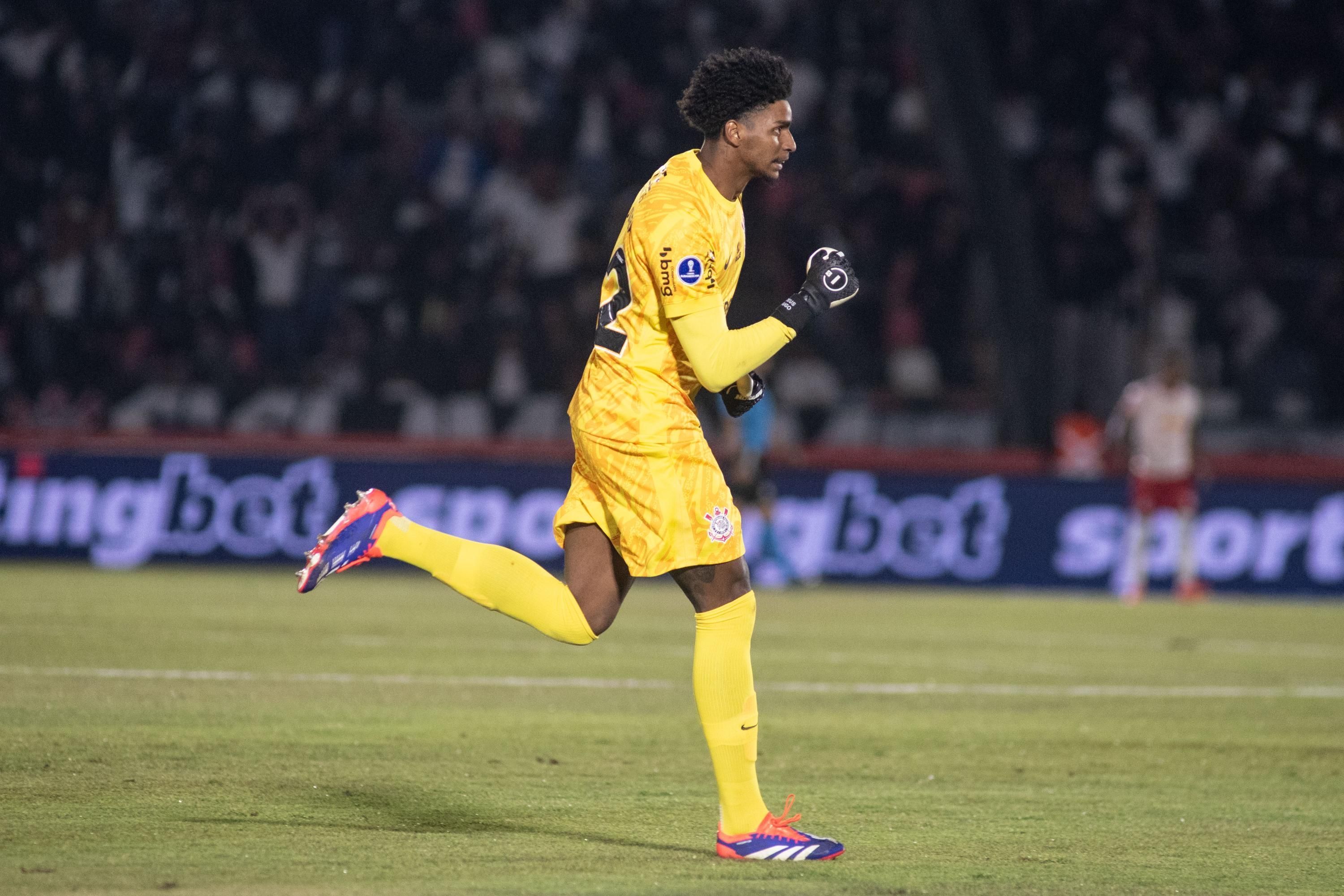Hugo Souza destaca atuação do Corinthians, mas lamenta gol sofrido: 'Quase perfeitos'