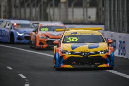 Carros da Stock Car em primeiro contato com o Circuito de Rua de BH durante o shakedown