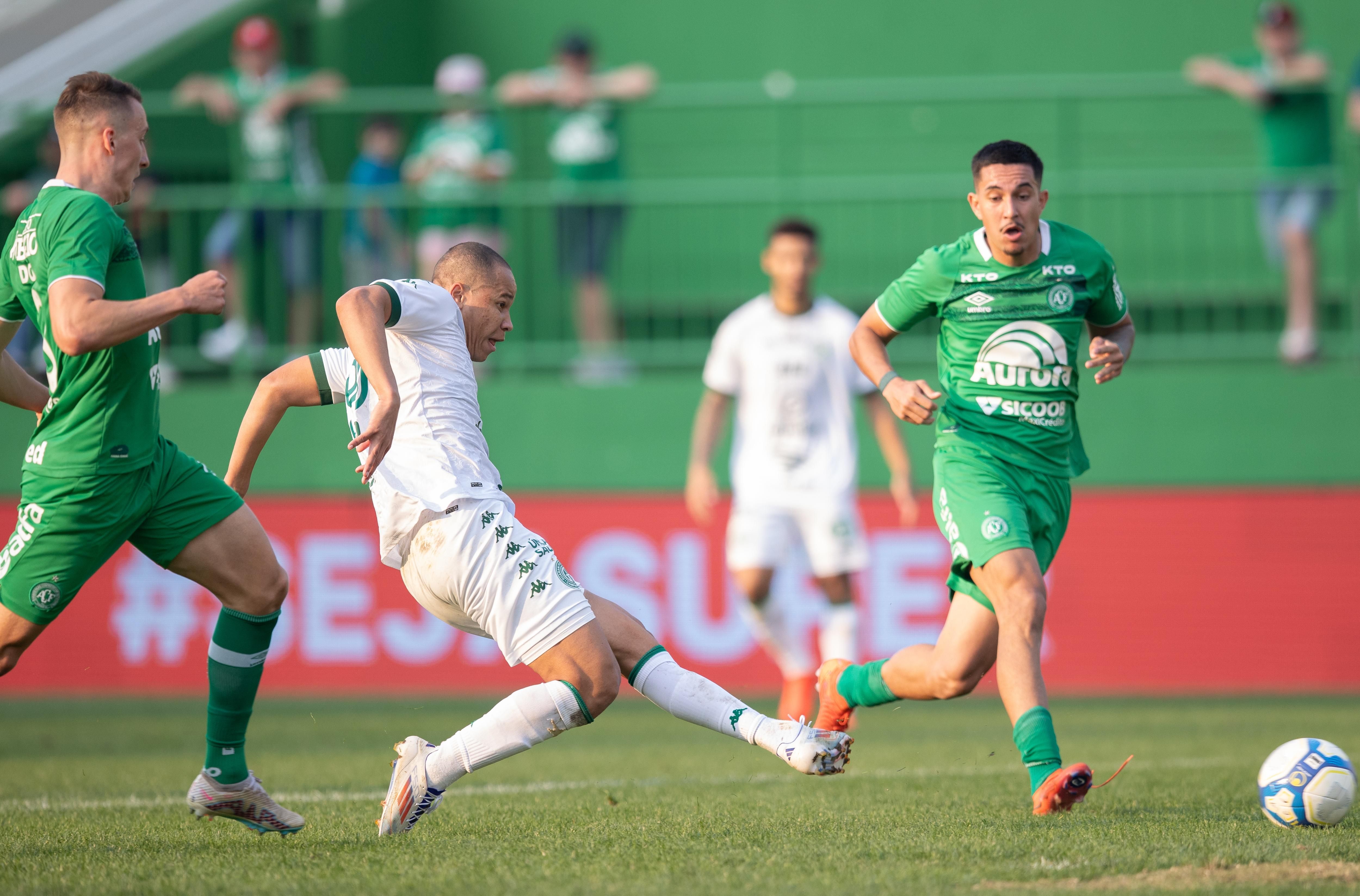 Fora de casa, Guarani goleia Chapecoense em confronto direto na Série B