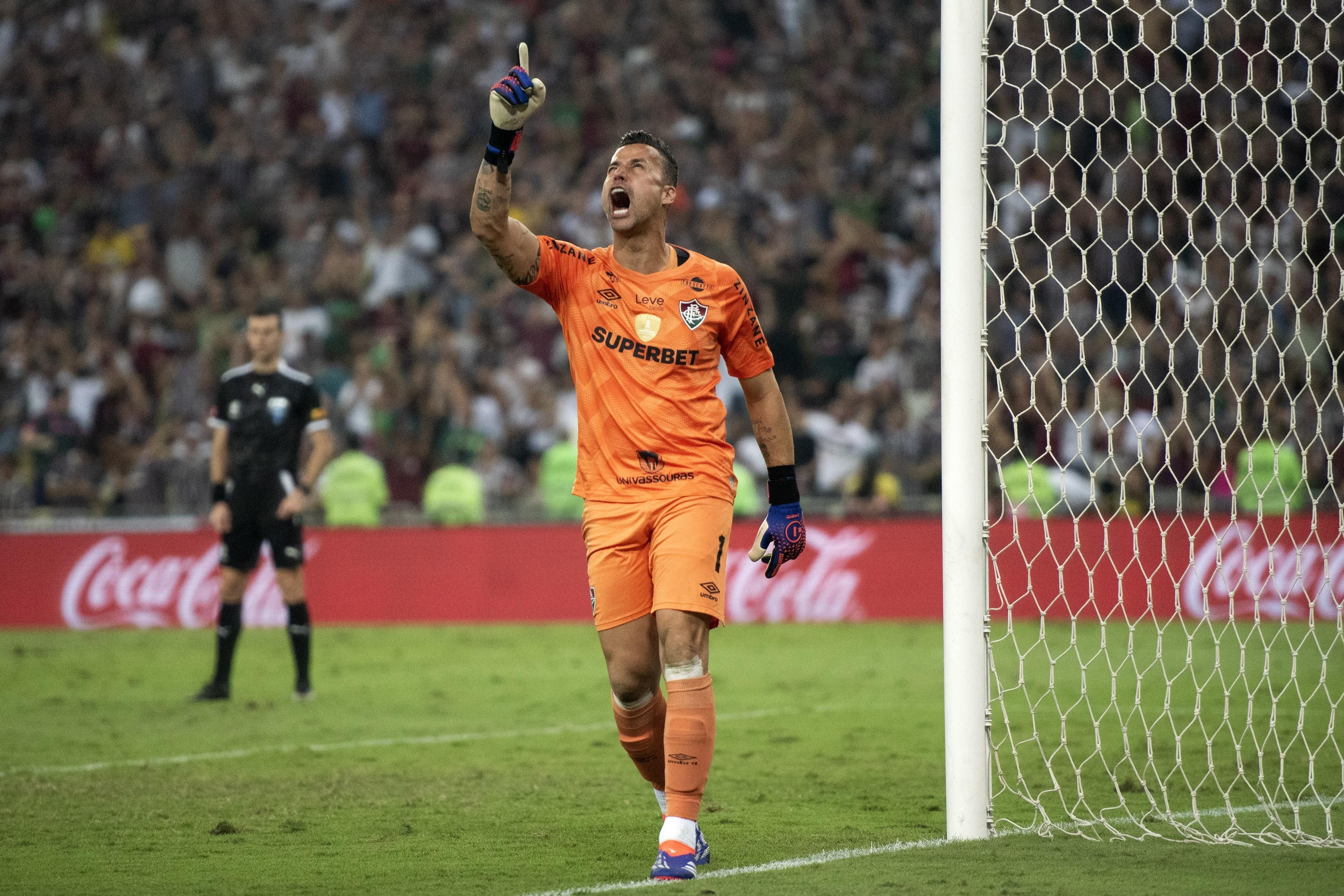 Fábio brilha nos pênaltis, e Fluminense elimina o Grêmio na Copa Libertadores