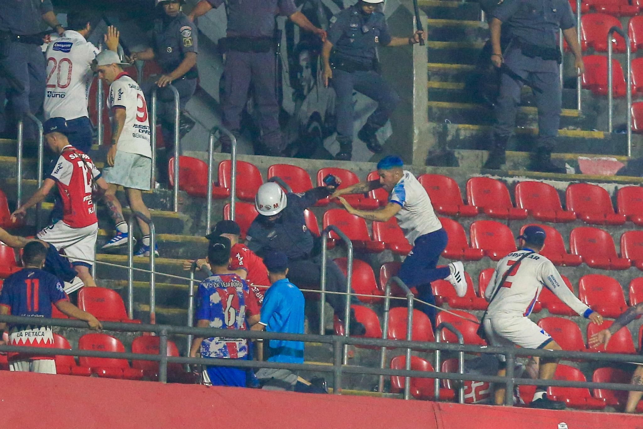 São Paulo x Nacional: torcida uruguaia entra em conflito com a polícia, e jogo é interrompido
