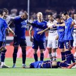 Zagueiro do Nacional passa mal, cai em campo e deixa Morumbis de ambulância