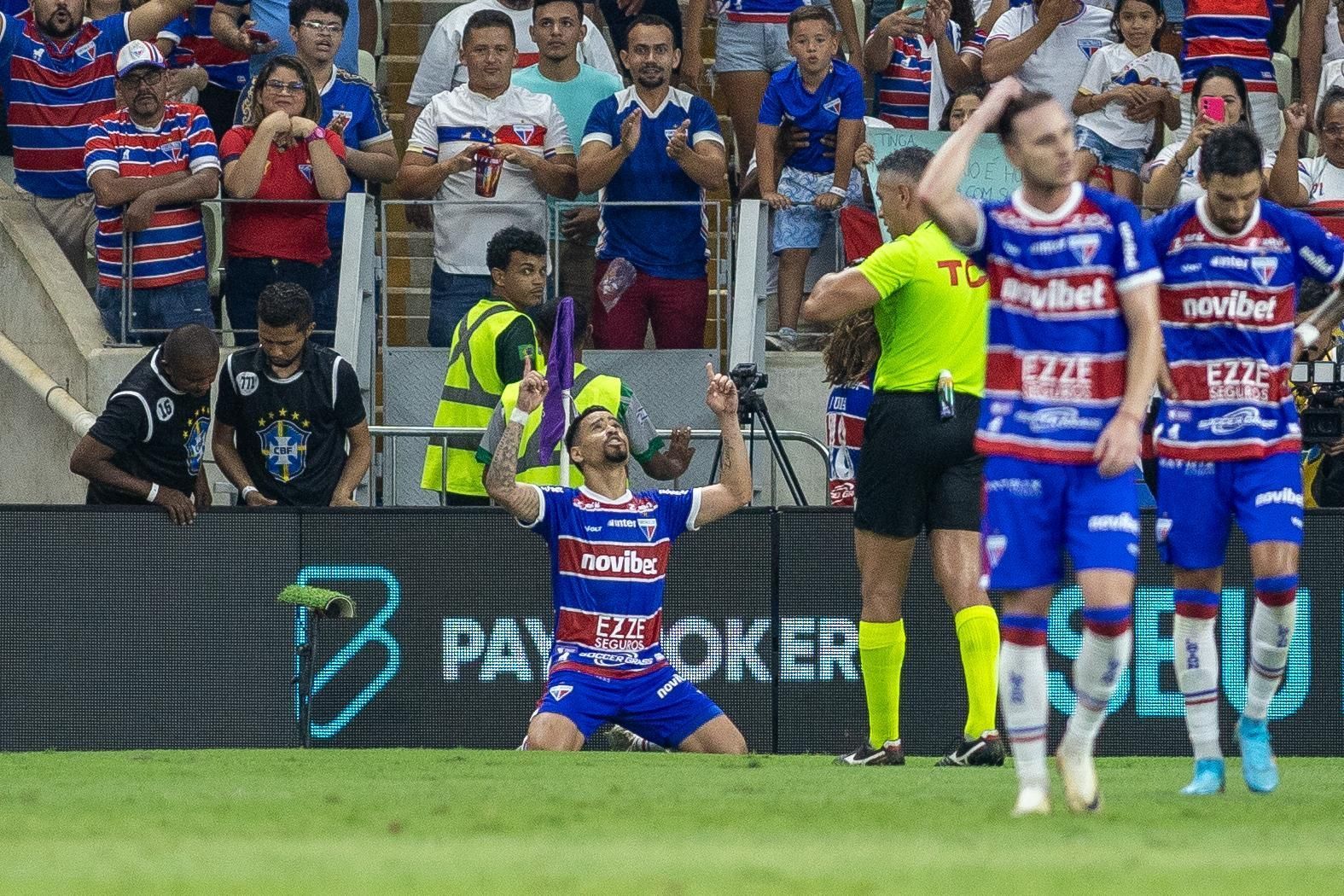 Fortaleza vence o Corinthians, assume a liderança do Brasileiro e afunda rival no Z4
