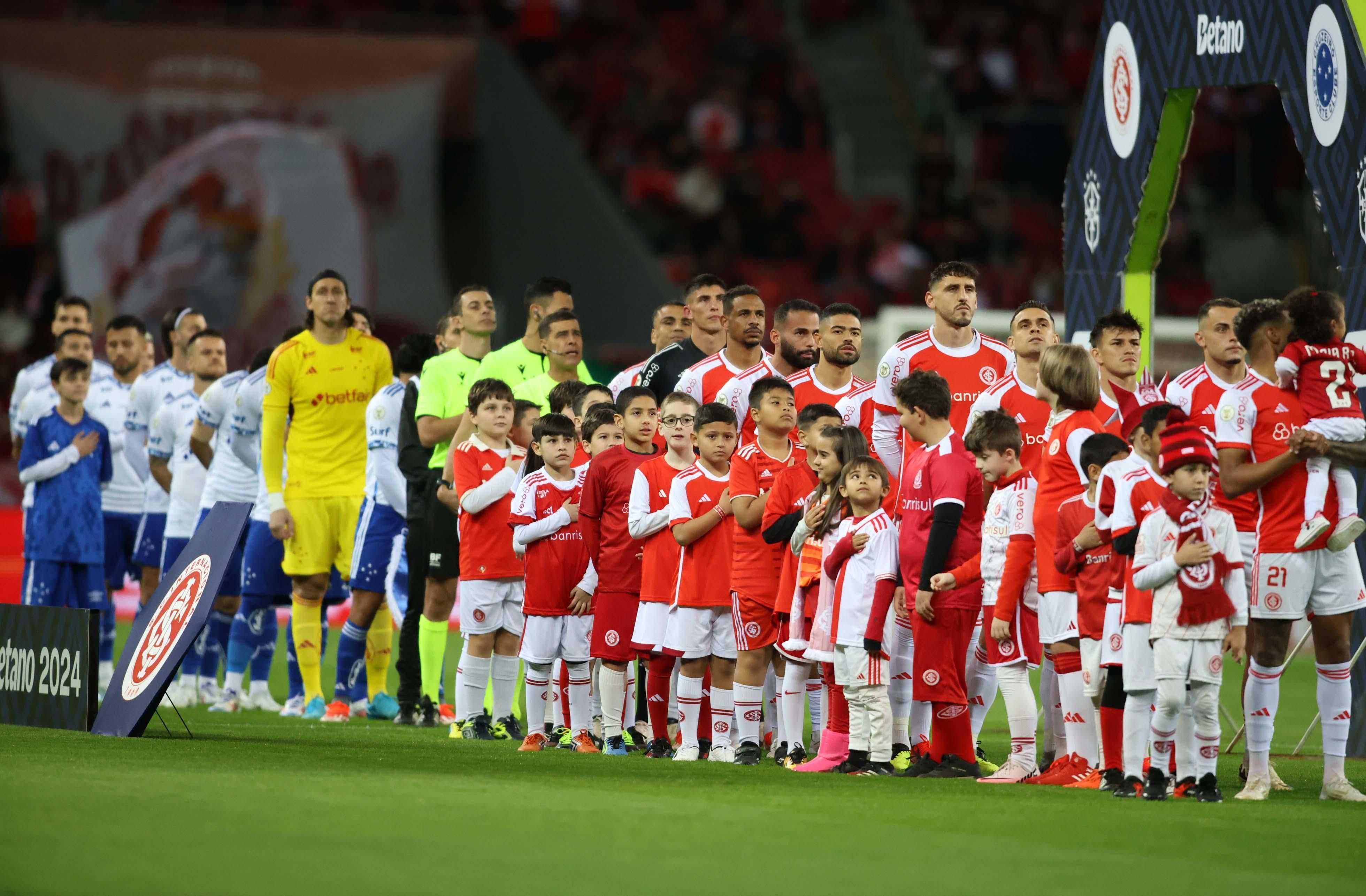 Titular do Internacional leva terceiro amarelo e desfalca equipe contra o Cruzeiro