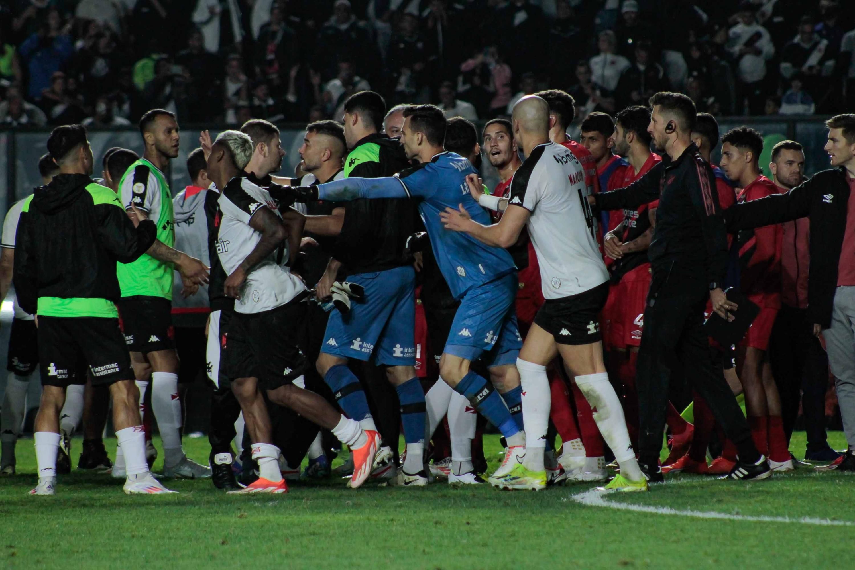 Segurança do Vasco se envolve em briga com jogadores do Athletico-PR em São Januário