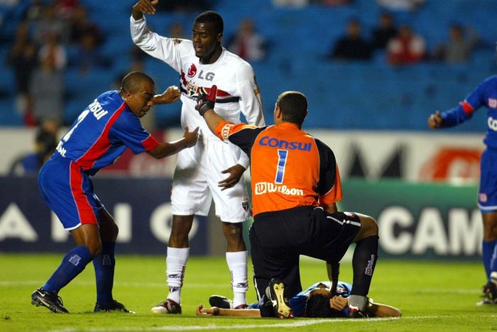 Zagueiro Serginho morreu após passar mal em partida do São Caetano contra o São Paulo no Morumbi, em 2004 Zagueiro Serginho morreu após passar mal em partida do São Caetano contra o São Paulo no Morumbi, em 2004