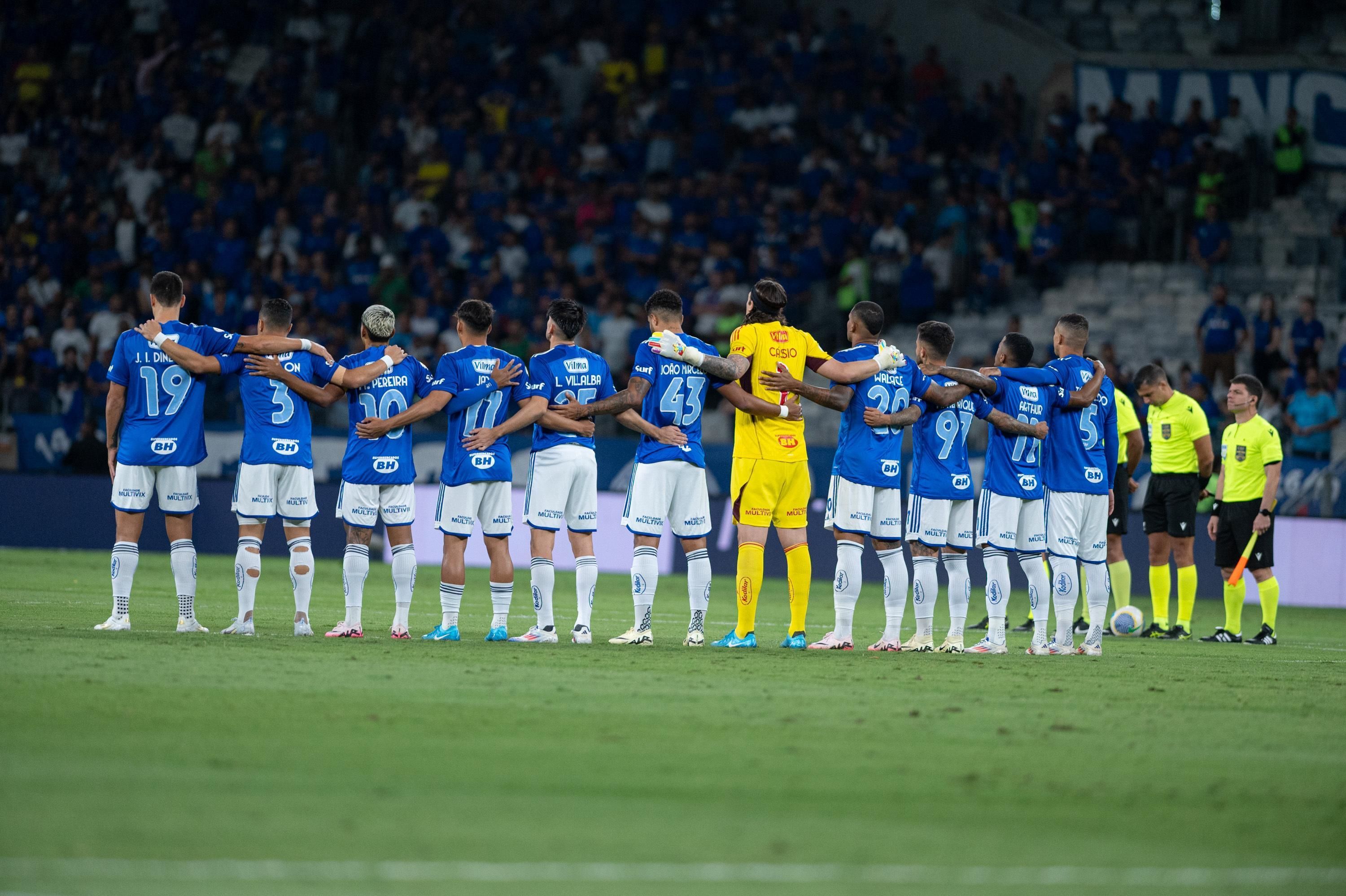 Izquierdo recebe homenagens em jogos da Série A do Brasileiro; veja fotos
