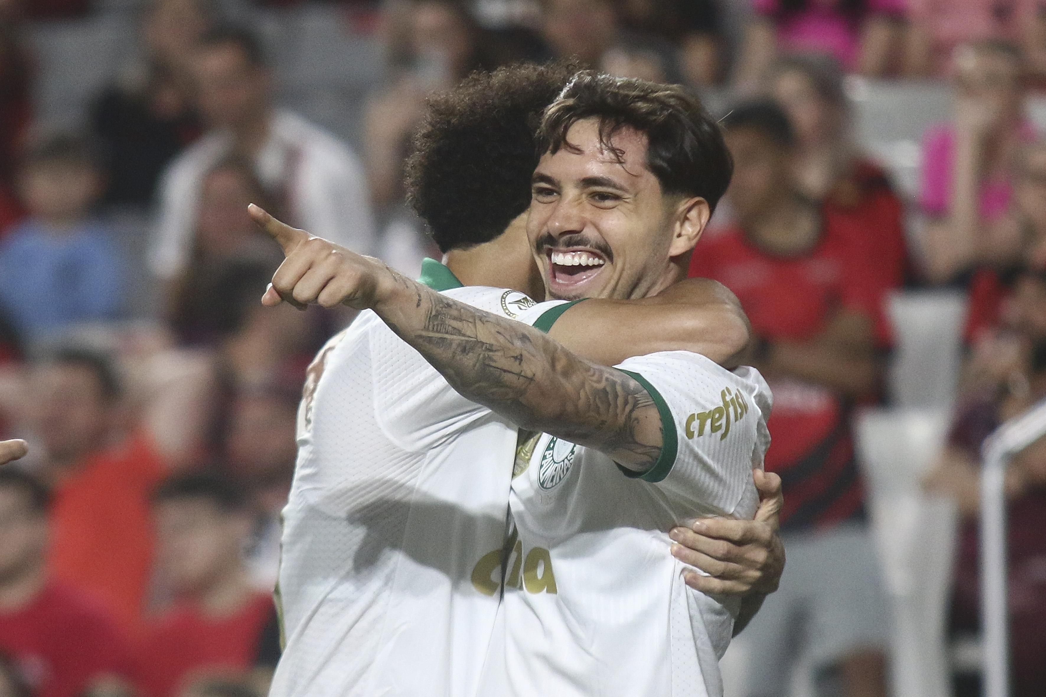 Palmeiras vence o Athletico-PR e se mantém colado na ponta do Brasileirão