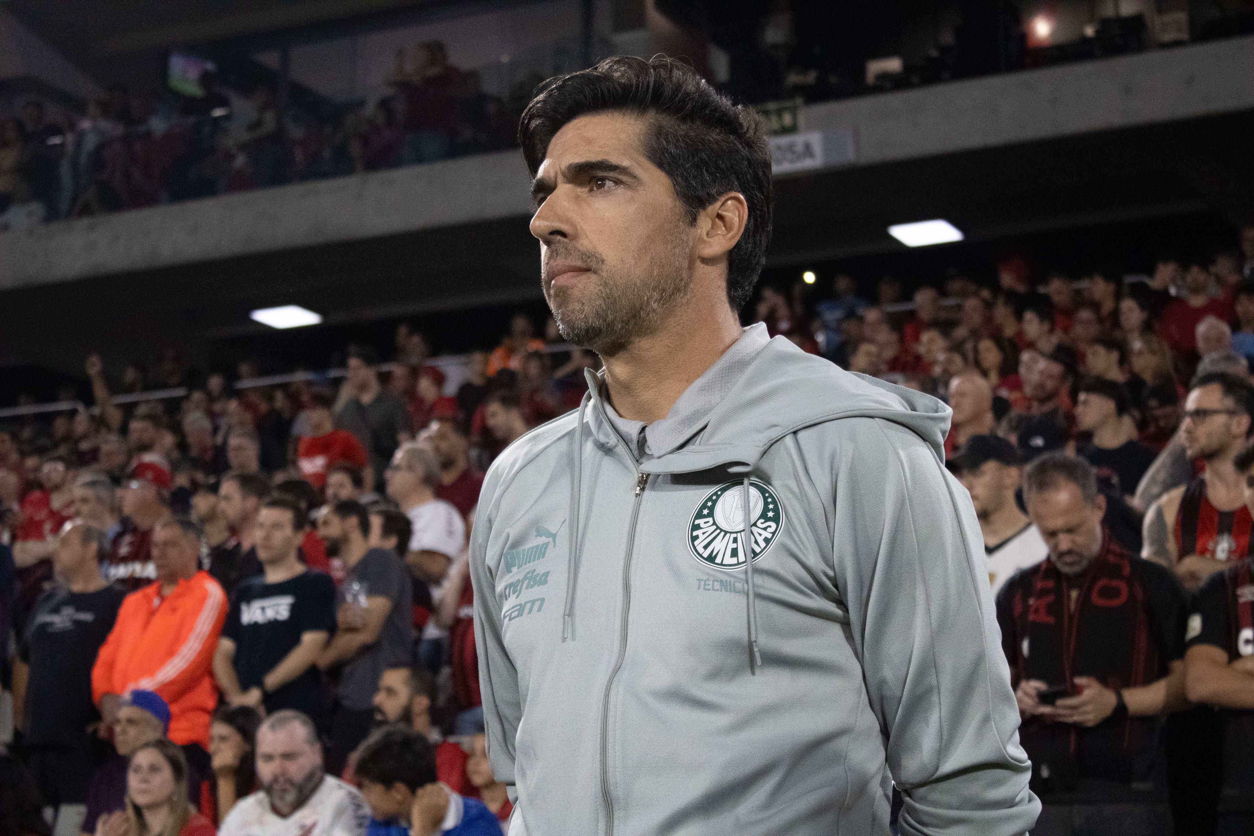 Abel Ferreira pede desculpas para jornalista após resposta machista: 'Lamento'