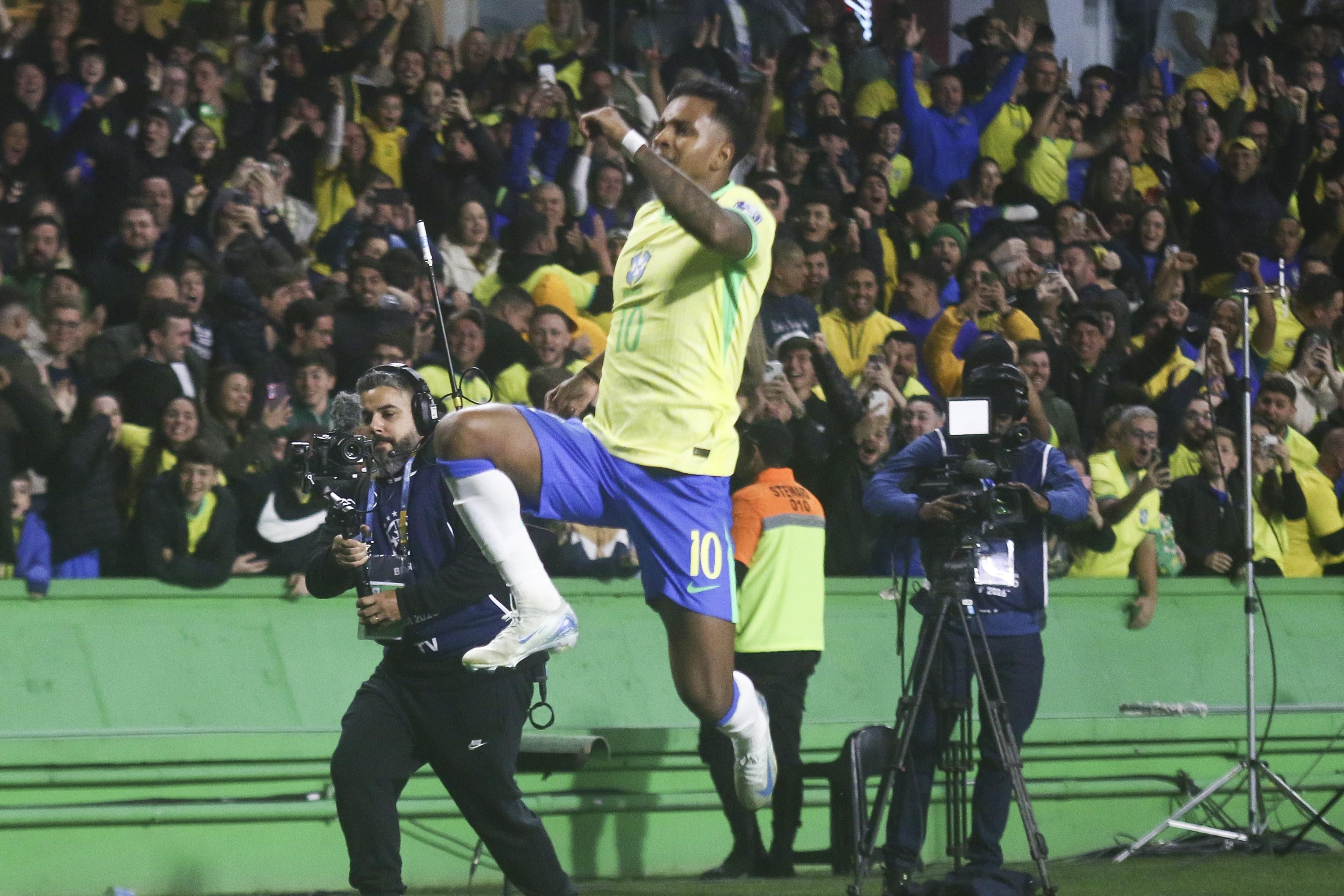 Brasil vence o Equador, alivia situação nas Eliminatórias, mas sai vaiado em Curitiba