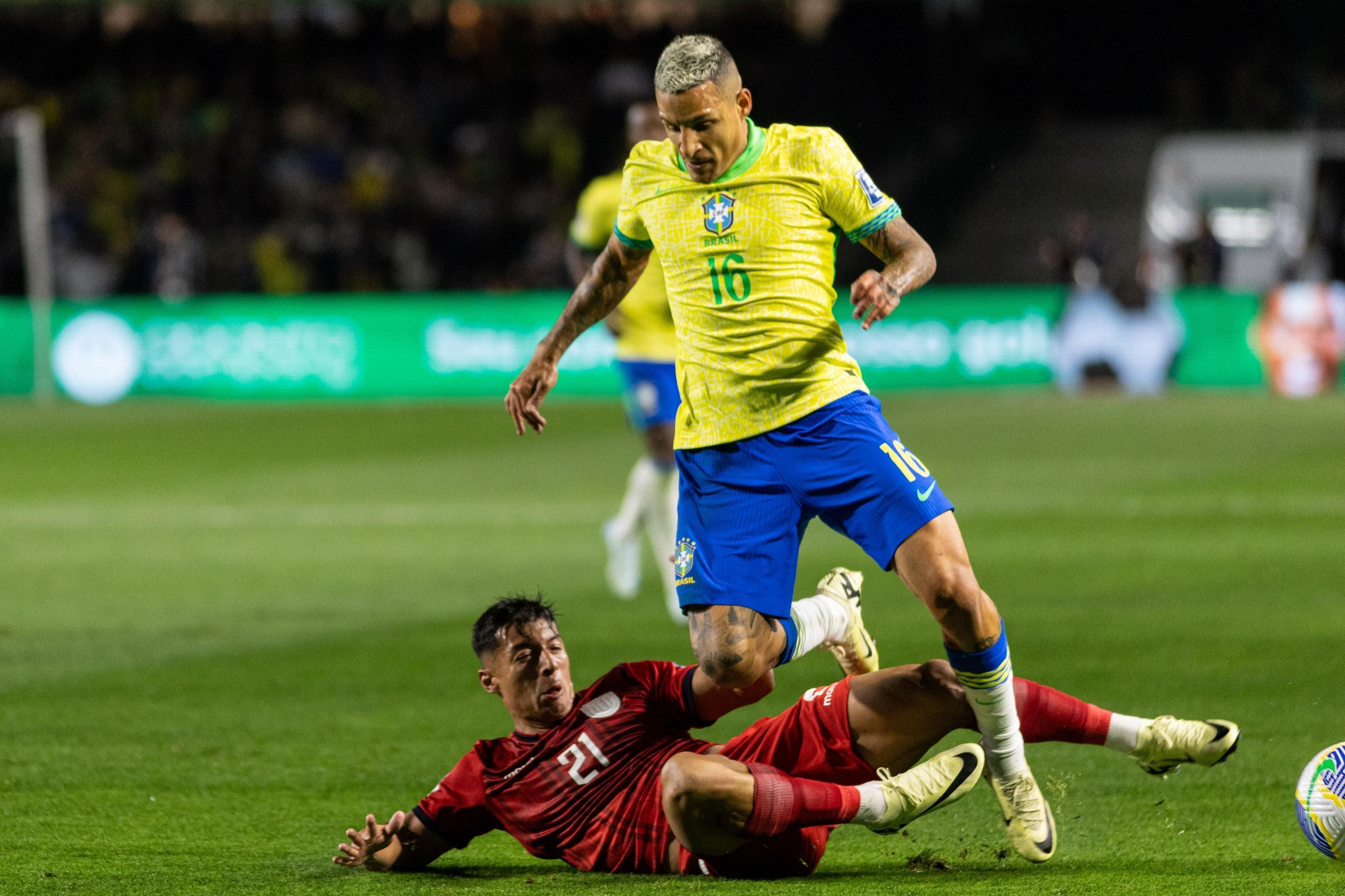 Arana, do Atlético, sente dores e é substituído em jogo da Seleção Brasileira