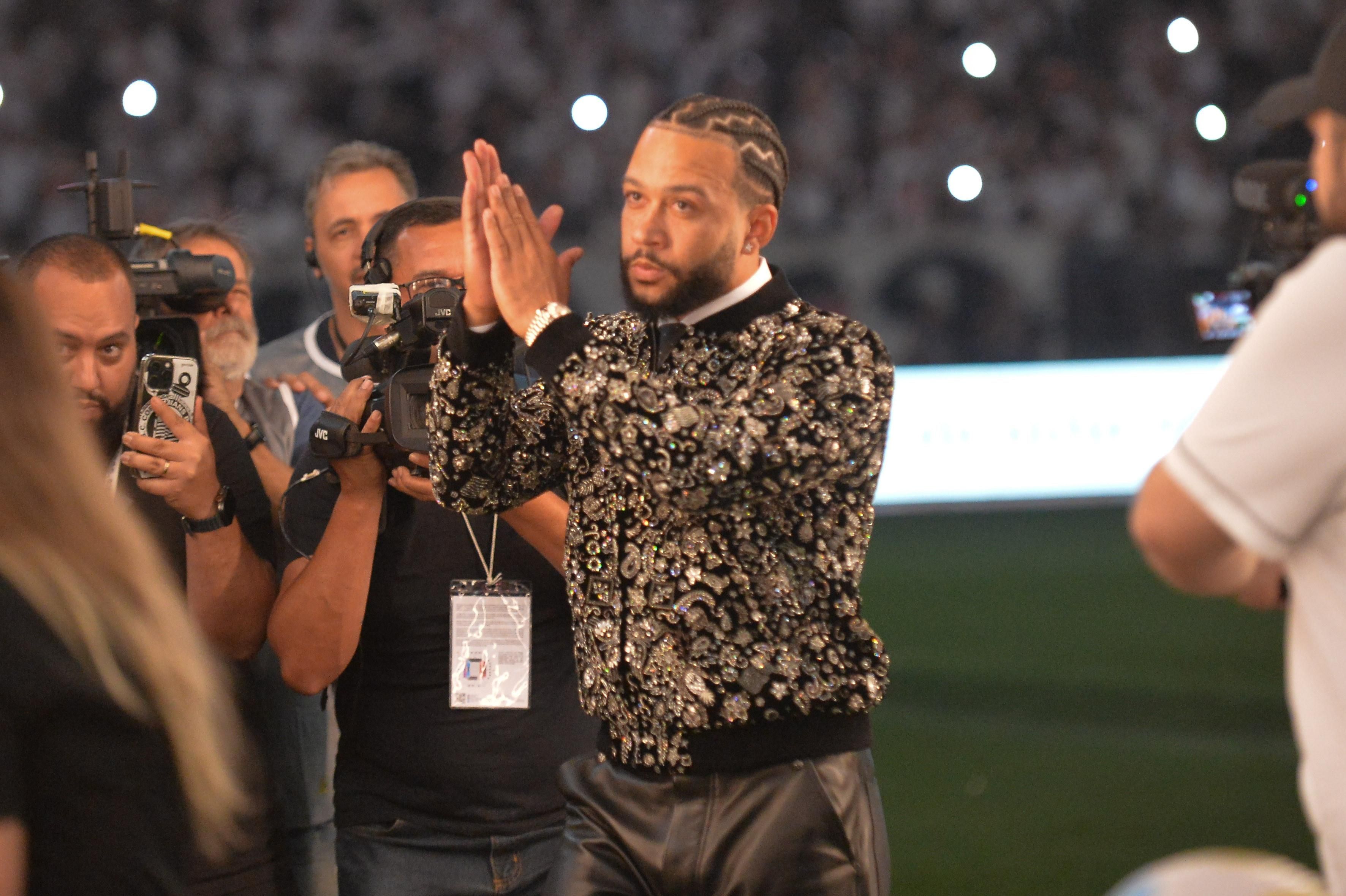 Comissão técnica define posições para usar Depay e Carrillo no Corinthians
