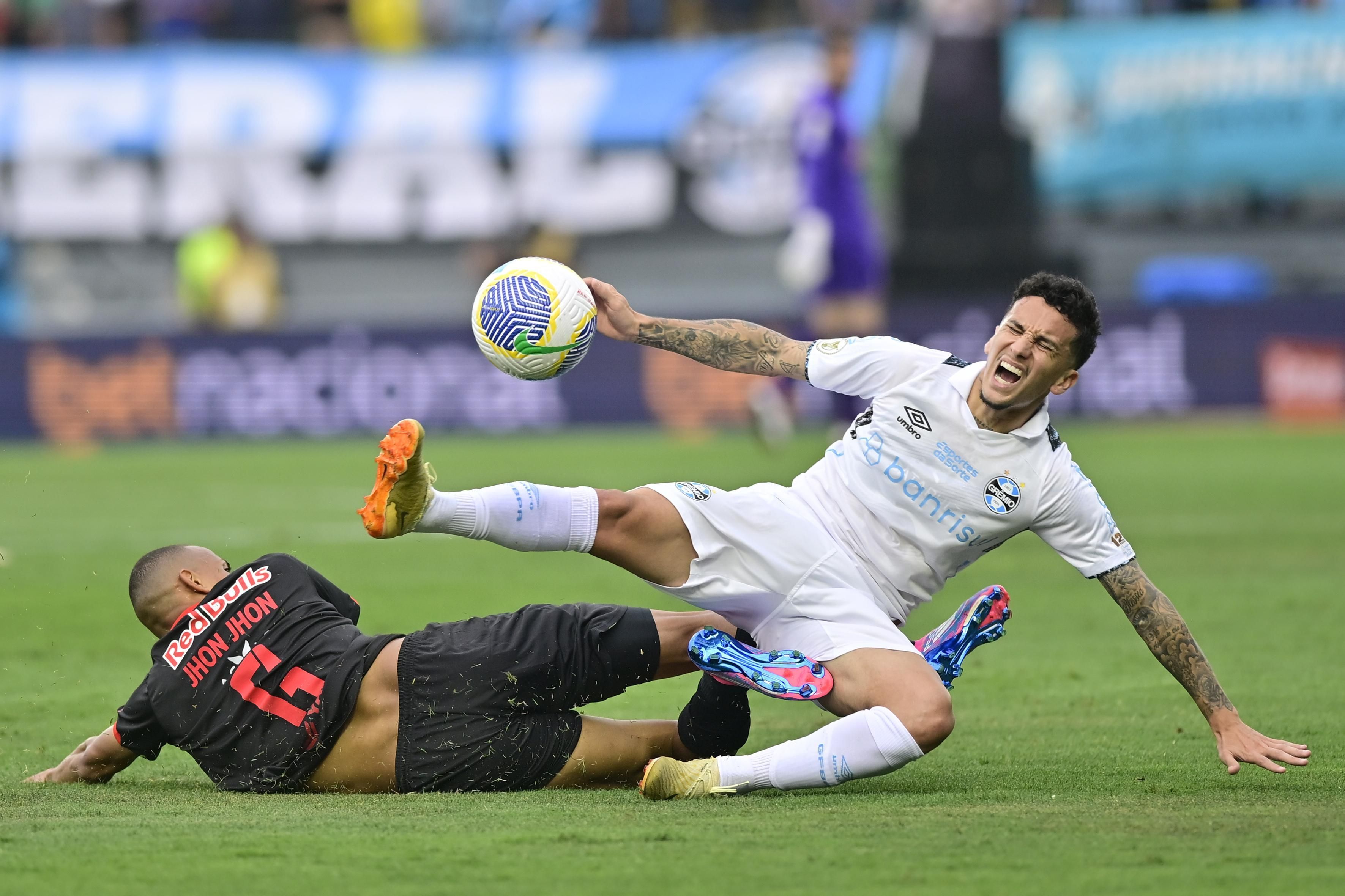 Grêmio fica duas vezes à frente no placar, mas cede empate ao Bragantino pelo Brasileirão