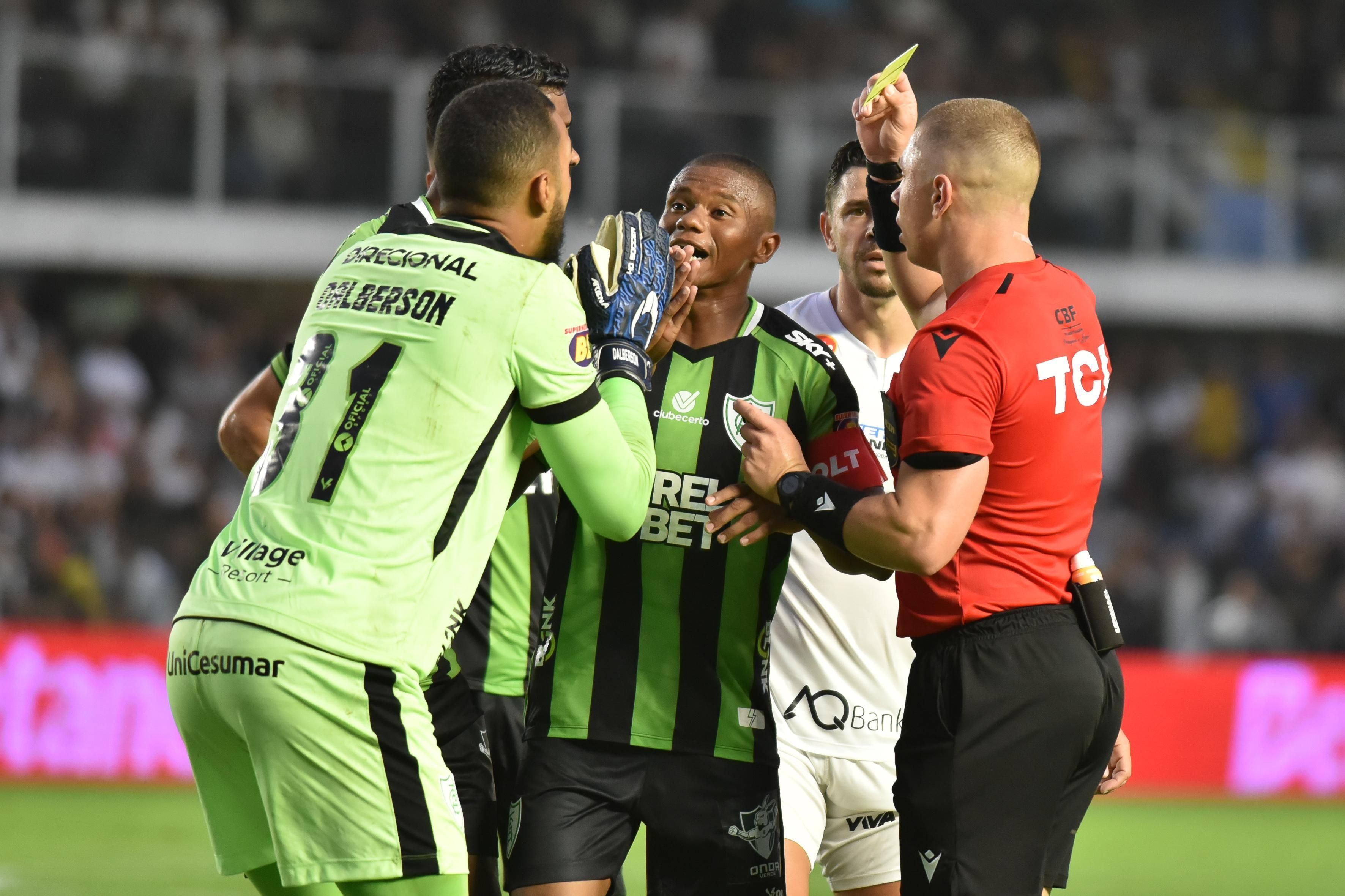 Jogadores do América se revoltam com arbitragem após derrota na Série B: ‘Vergonhosa’