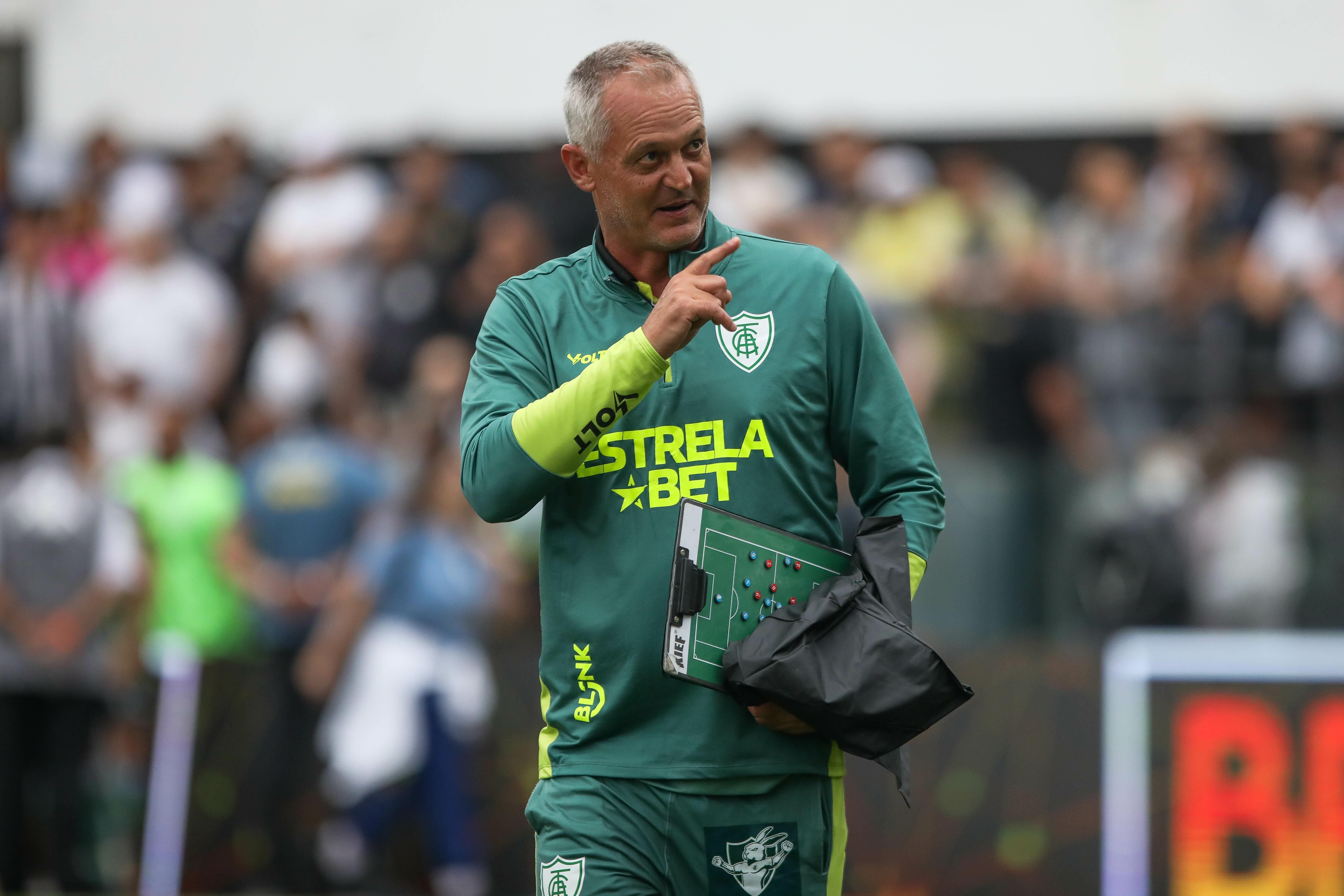 Lisca desabafa após derrota do América e dispara contra arbitragem: ‘Errou tudo’