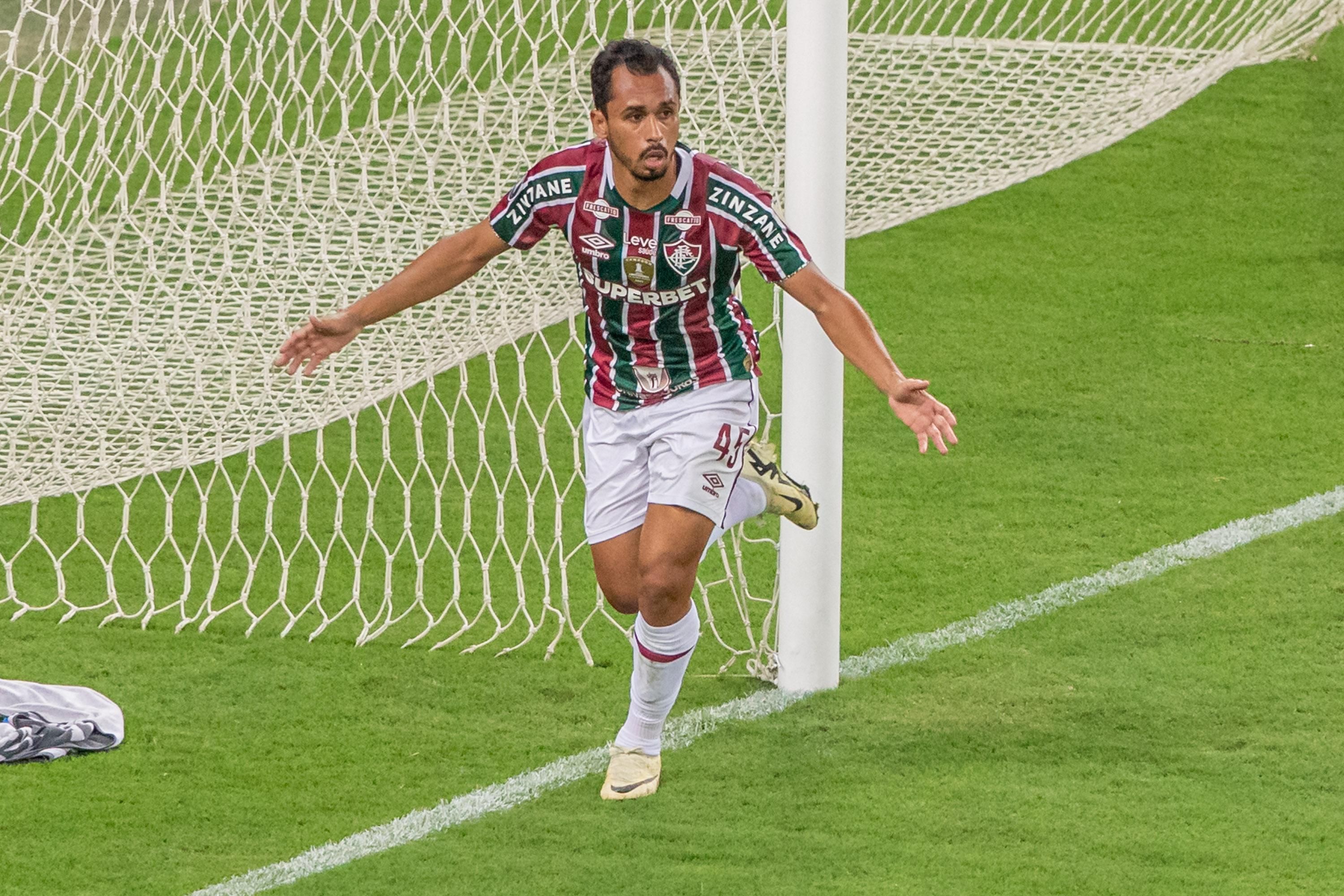 Fluminense marca no fim e abre vantagem sobre Atlético na Libertadores
