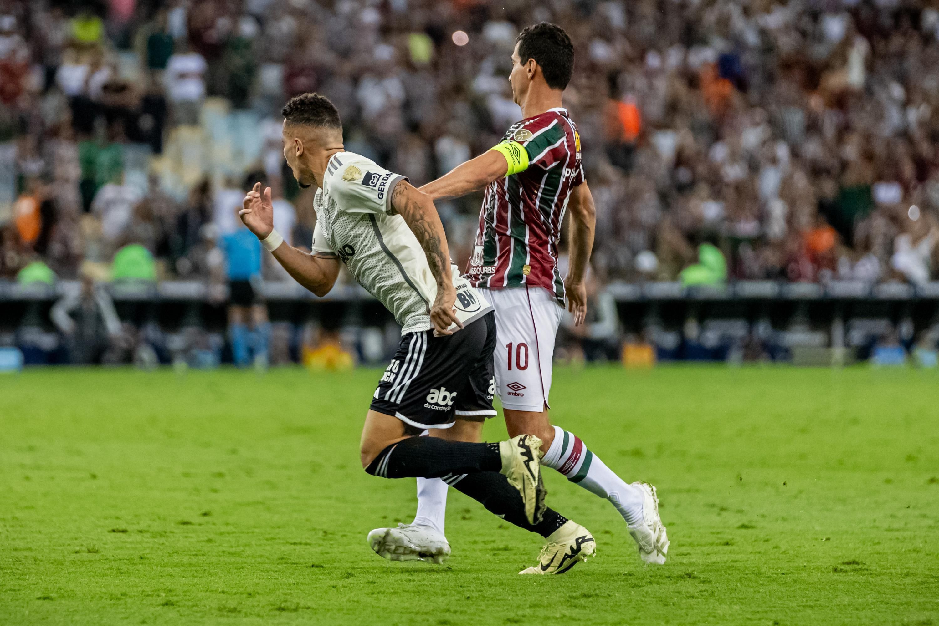 Jogadores do Fluminense discutem em jogo contra o Atlético pela Libertadores