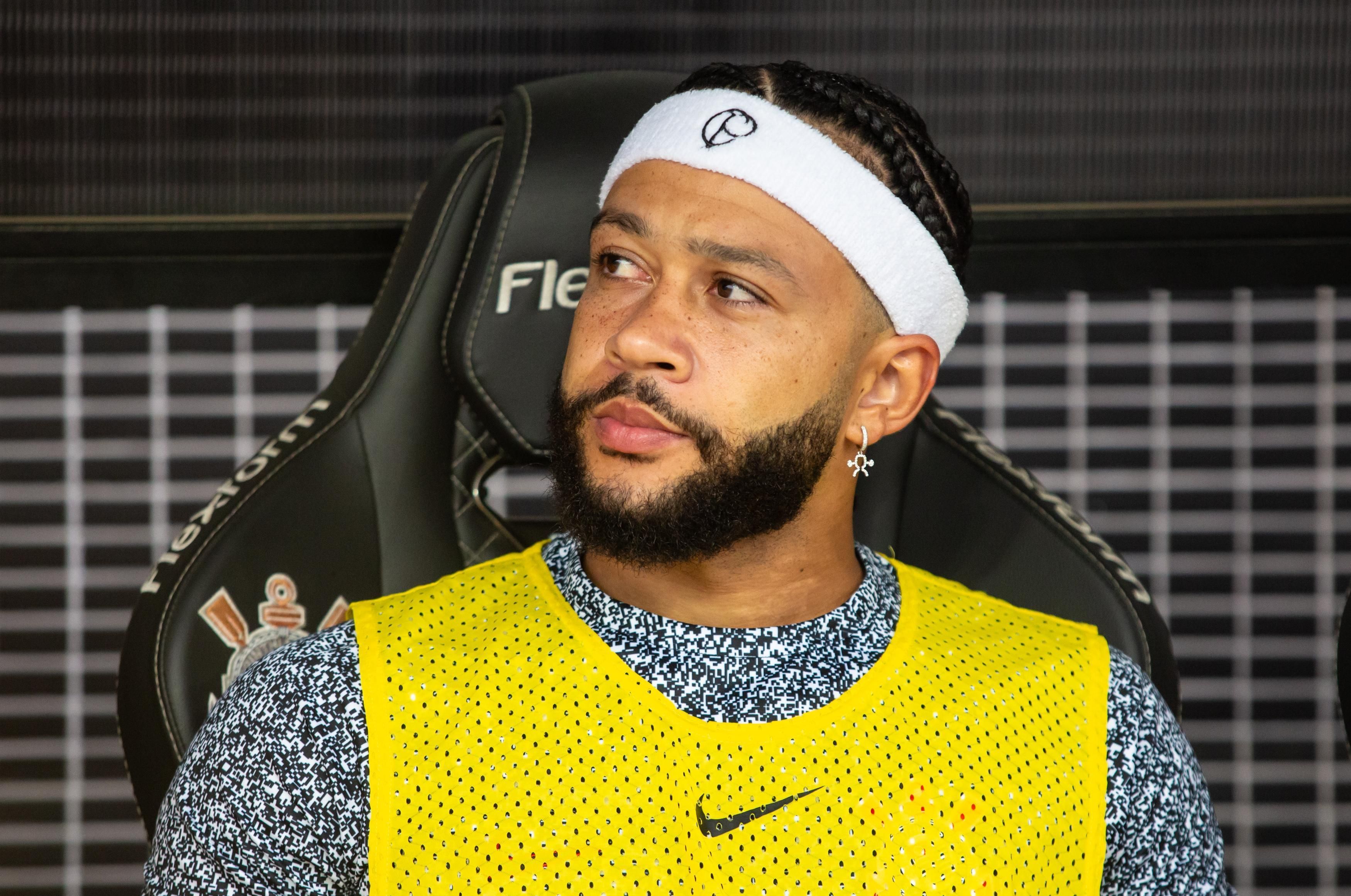 Casa cheia, faixas e sósia: veja como foi a estreia de Depay no Corinthians