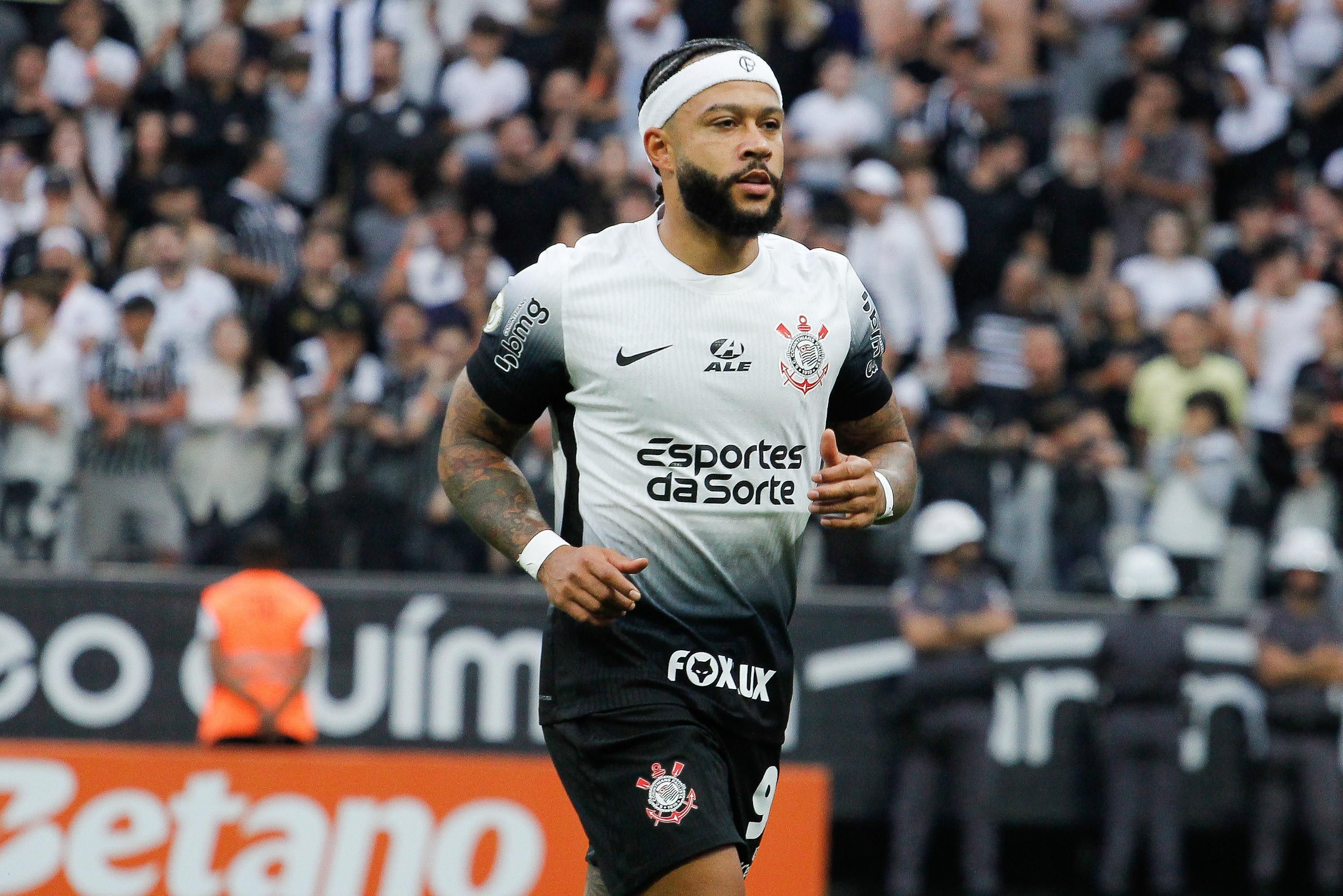 Corinthians vence Atlético-GO pelo Brasileirão em estreia de Memphis Depay