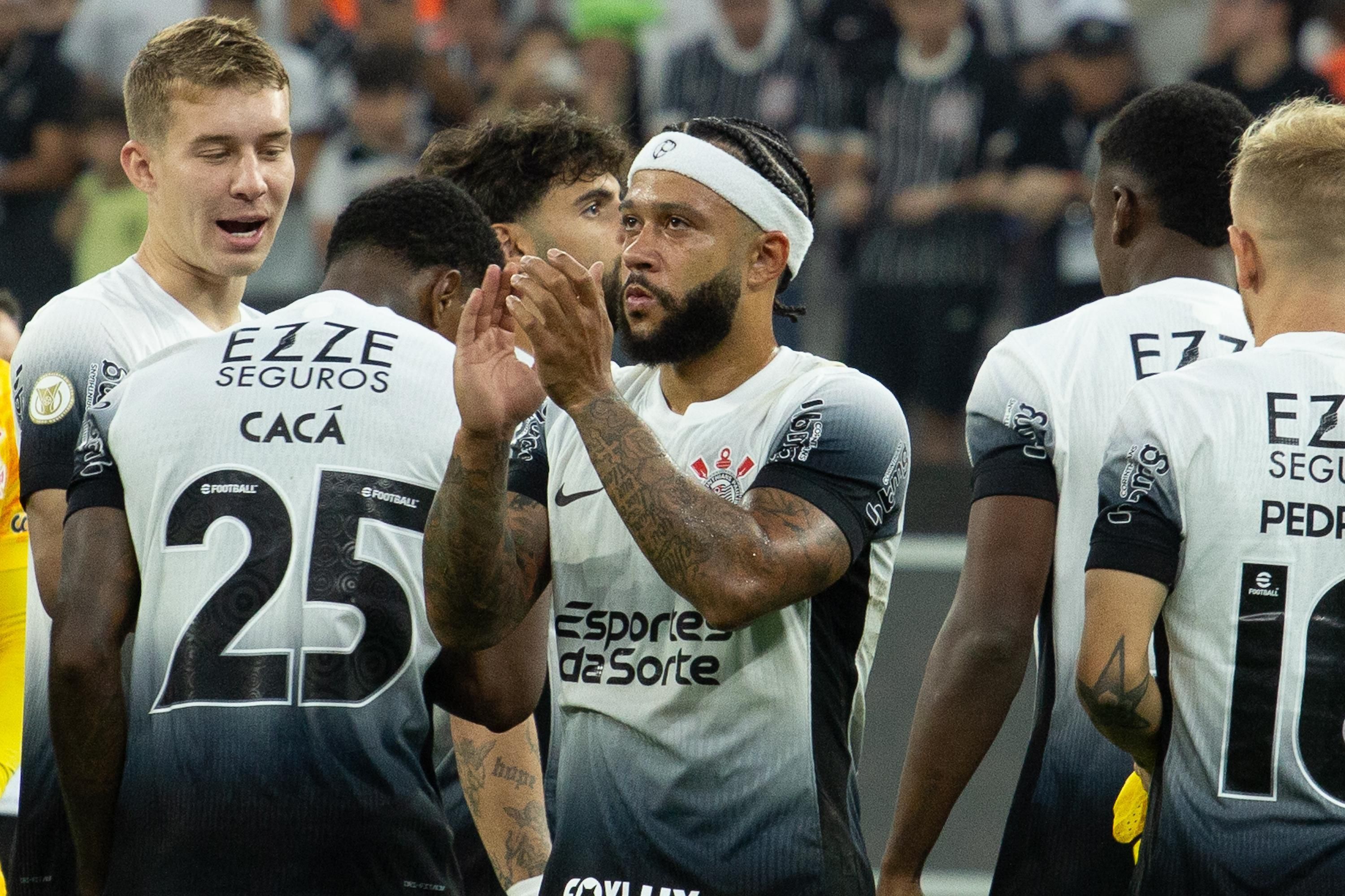 Emiliano Díaz reage à estreia de Depay no Corinthians; confira