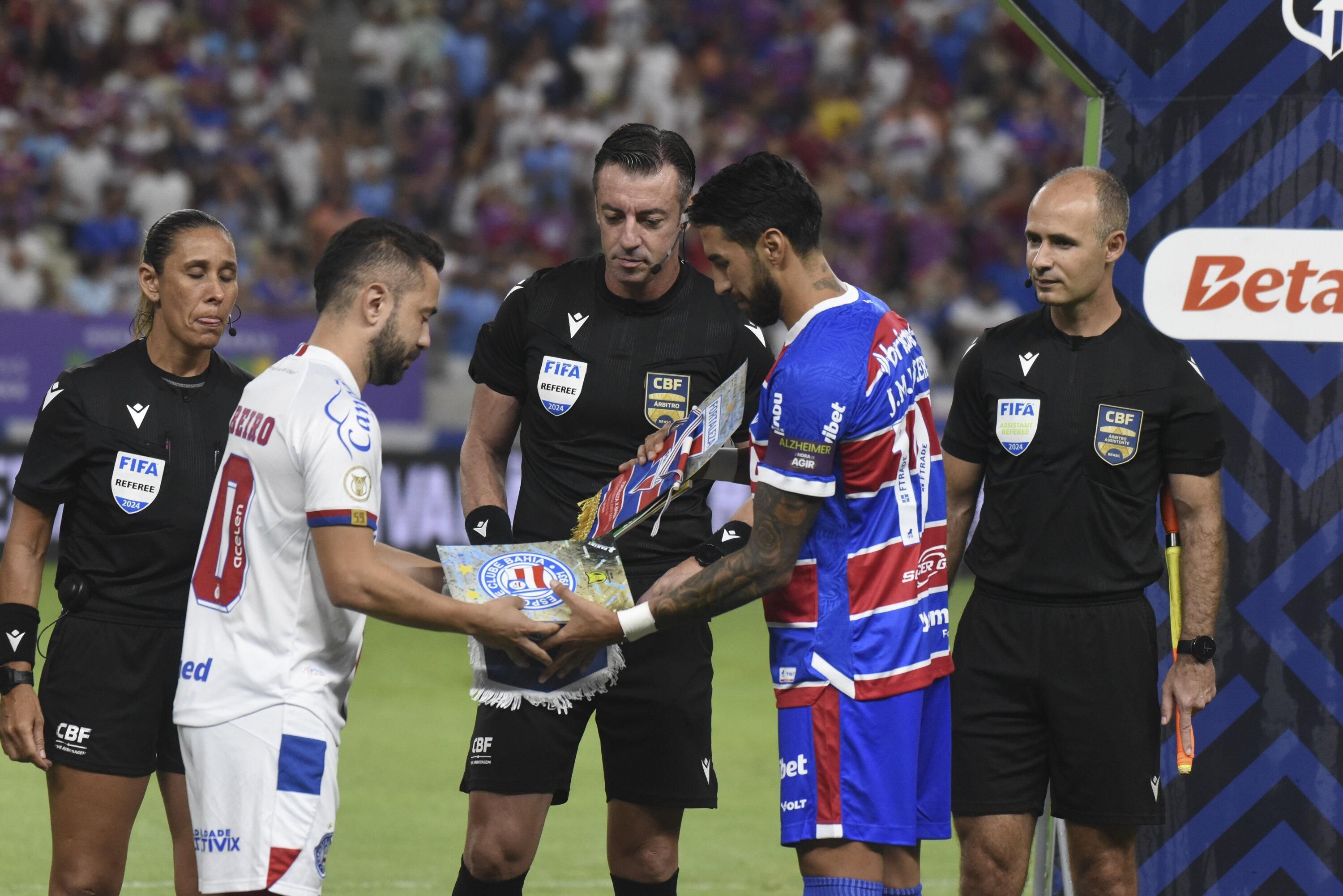 Por que Lucero e Everton Ribeiro trocaram figurinhas no meio do campo em Fortaleza x Bahia