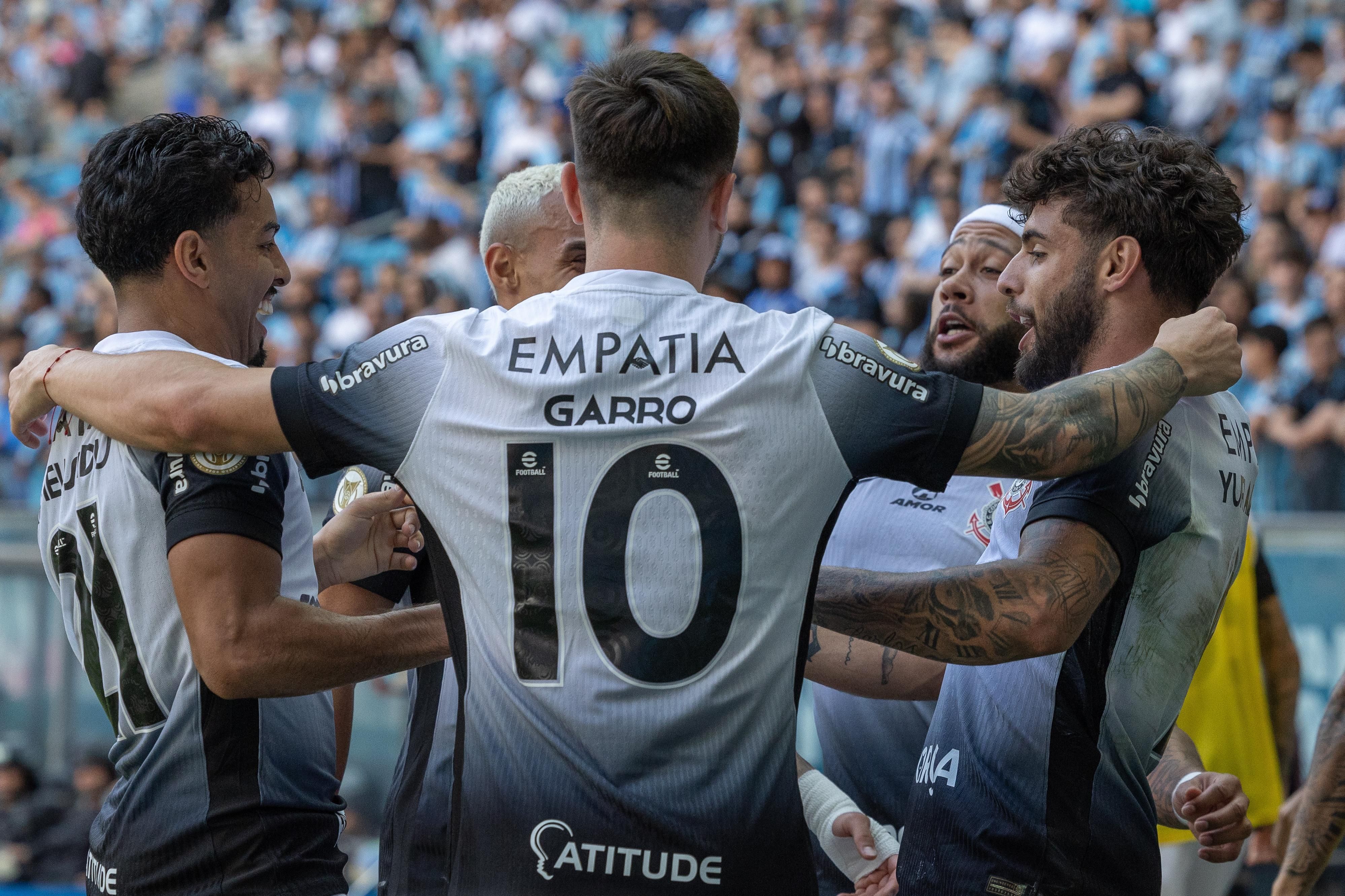Corinthians goleia Grêmio na Arena e frustra despedida de Geromel