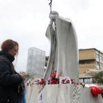 Vigília pela saúde do papa em Roma tem participação de opositor de Francisco e inúmeros brasileiros