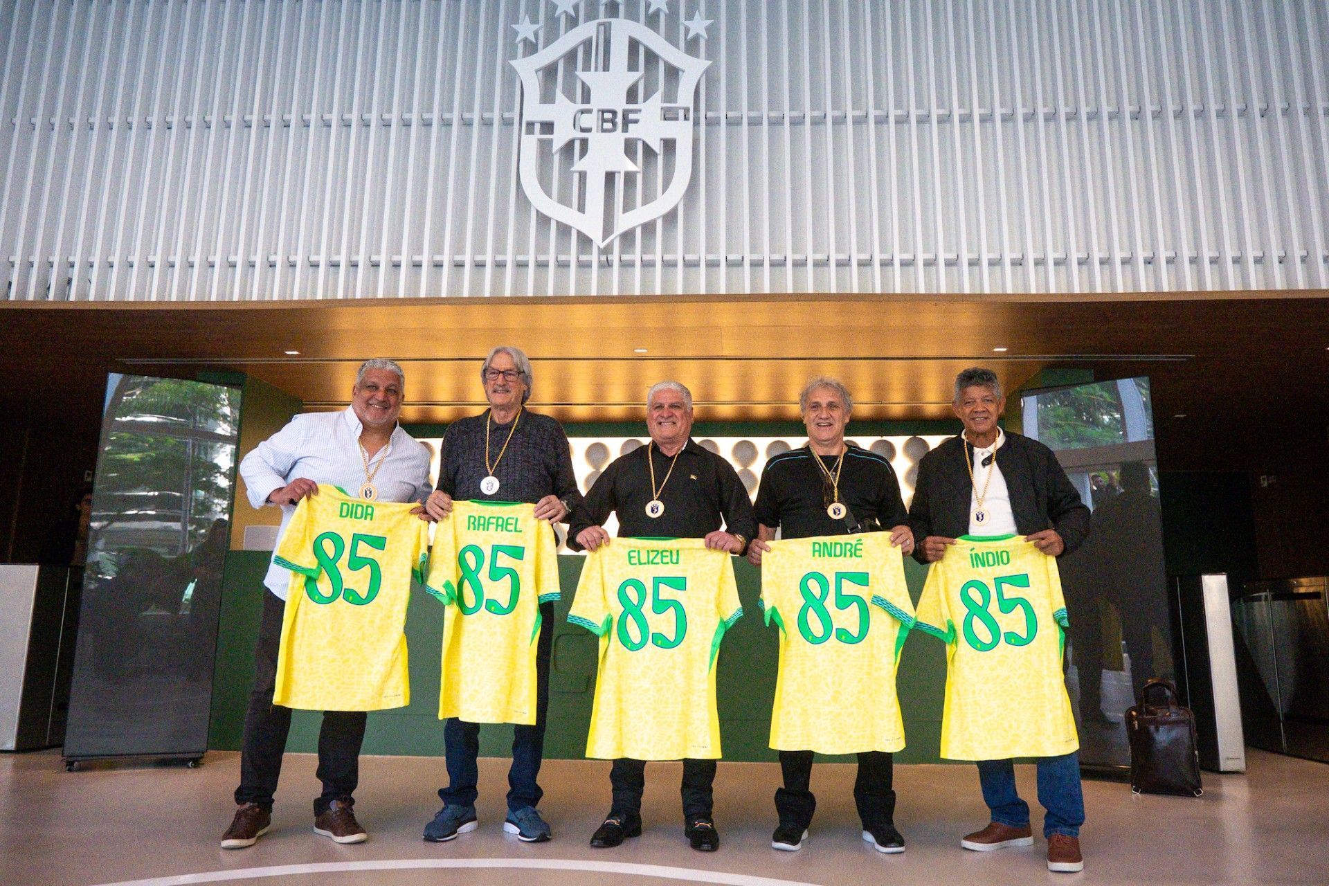 Campeões brasileiros pelo Coritiba em 1985 recebem medalhas da CBF