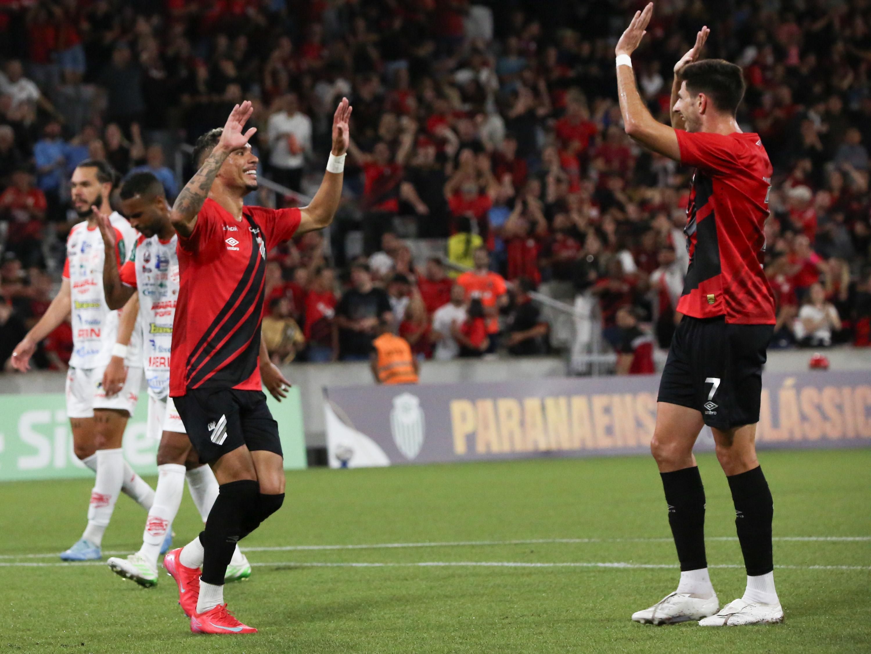 Athletico-PR goleia Rio Branco e assume liderança do Paranaense