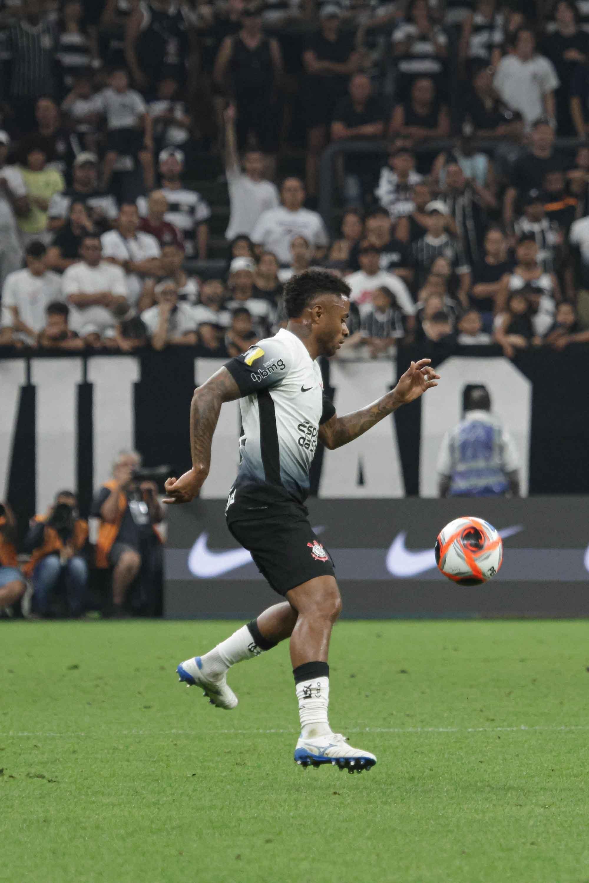 Diego Palacios volta a atuar pelo Corinthians após quase um ano