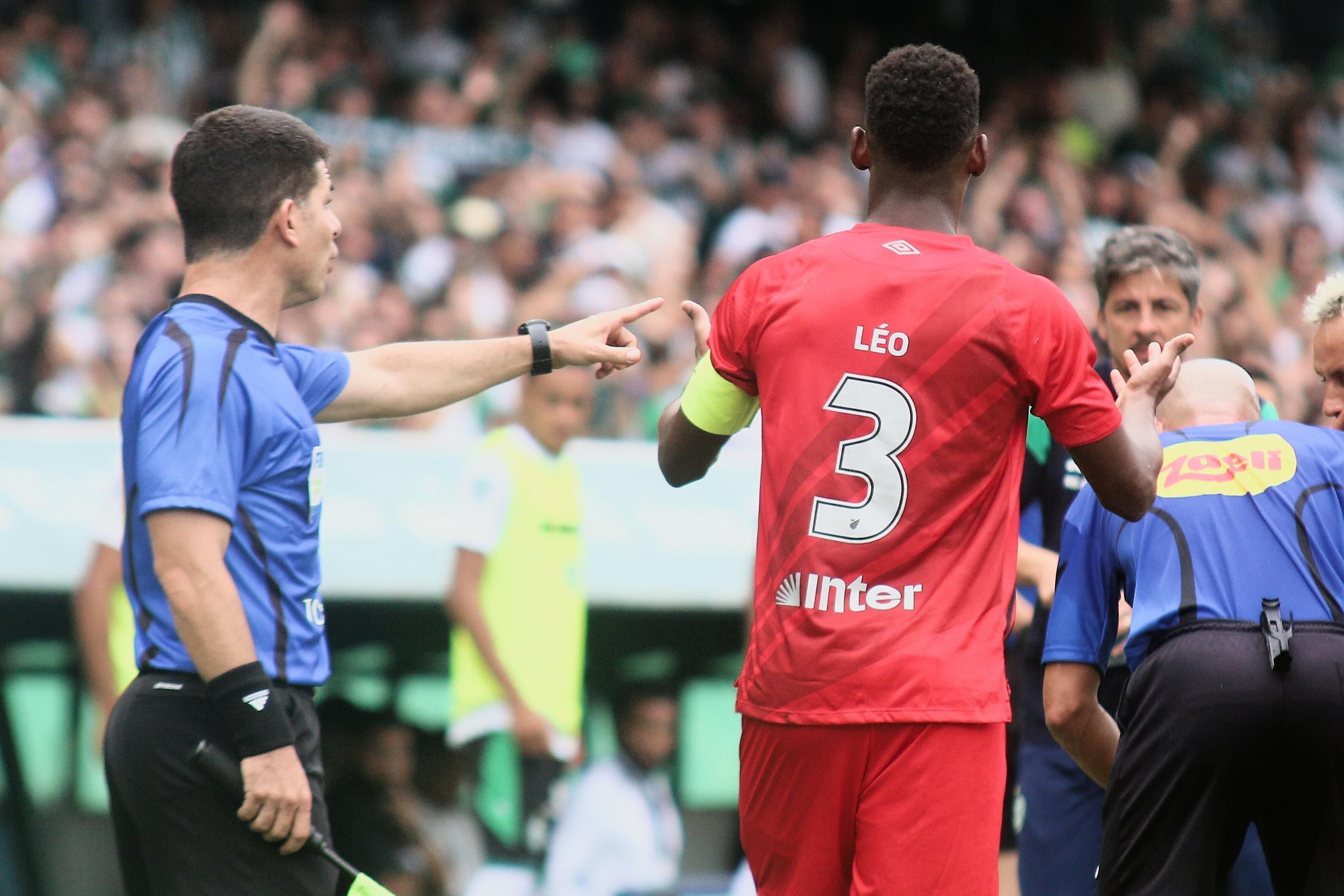 Léo, zagueiro do Athletico-PR, sofre racismo após expulsão em clássico contra o Coritiba