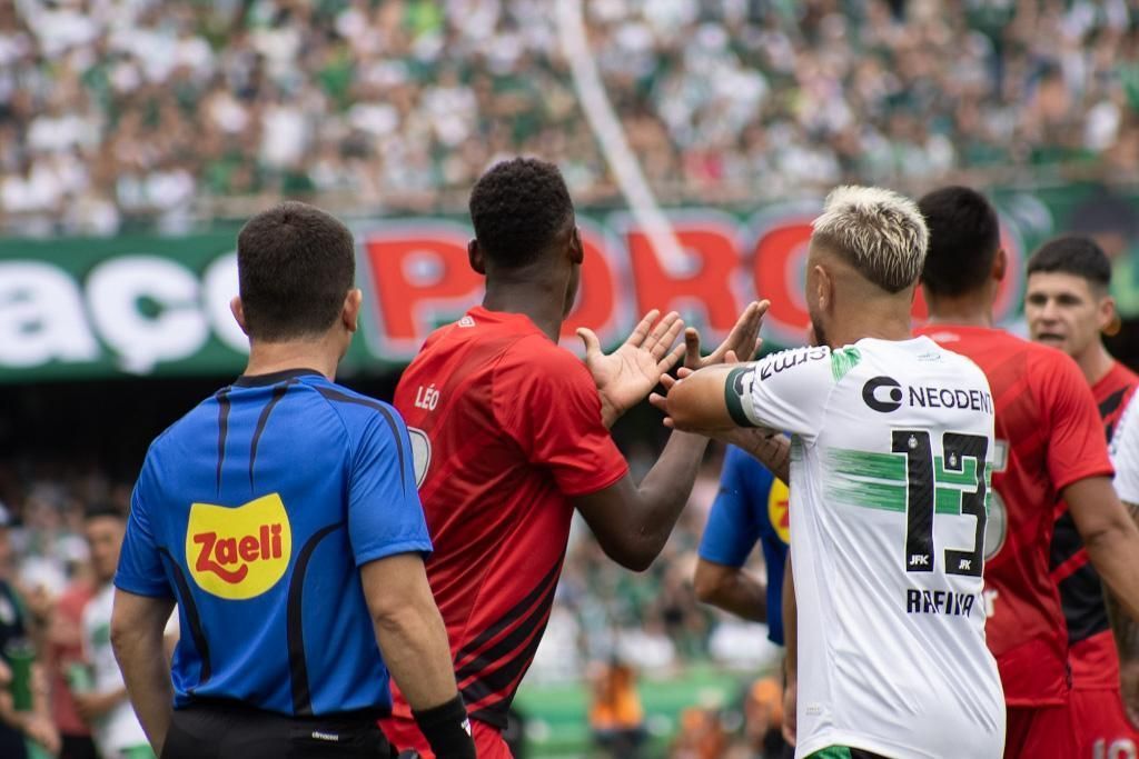 Com muita chuva, Coritiba e Athletico-PR empatam sem gols em clássico tenso